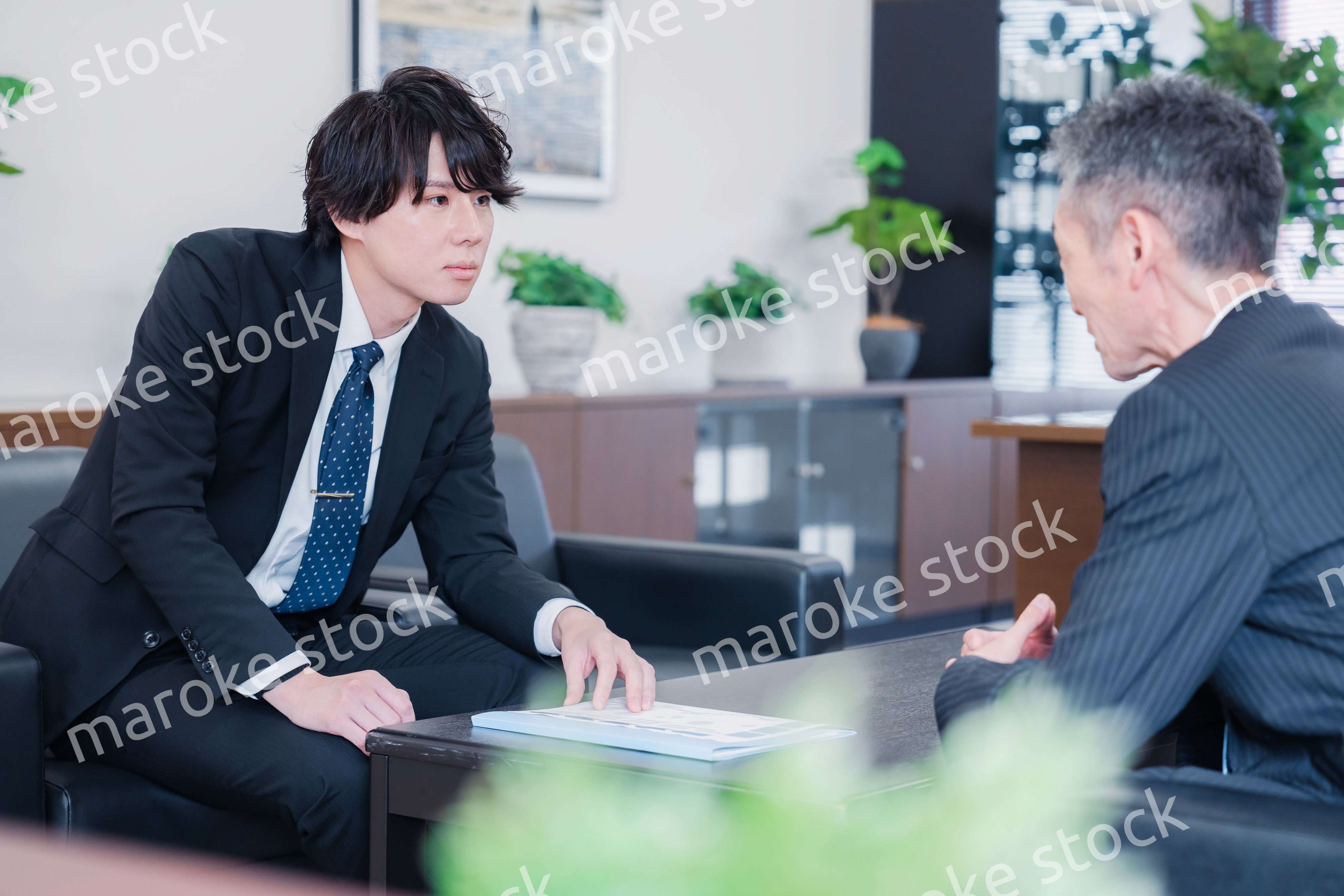 商談をする2人のビジネスマン