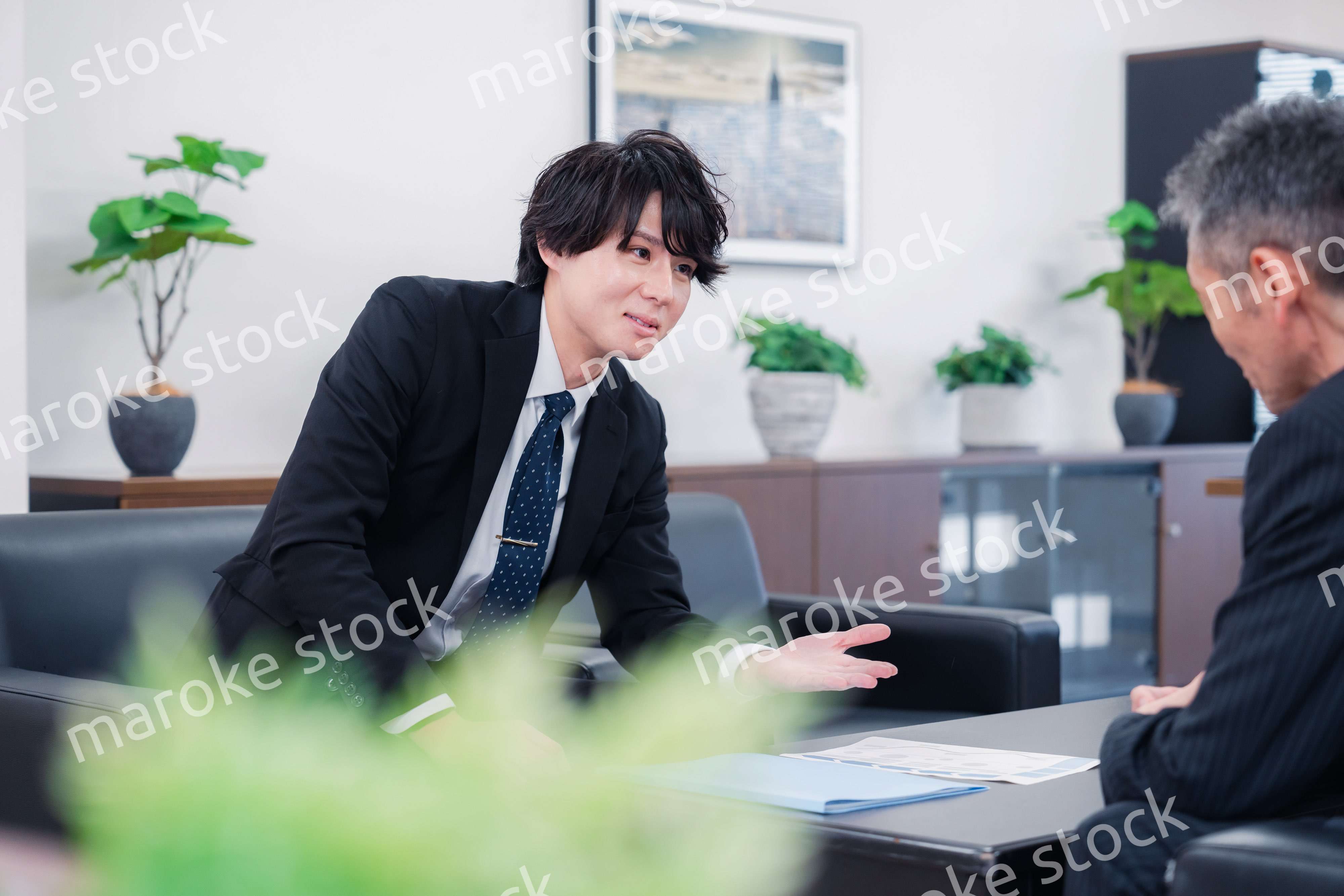 商談をする2人のビジネスマン