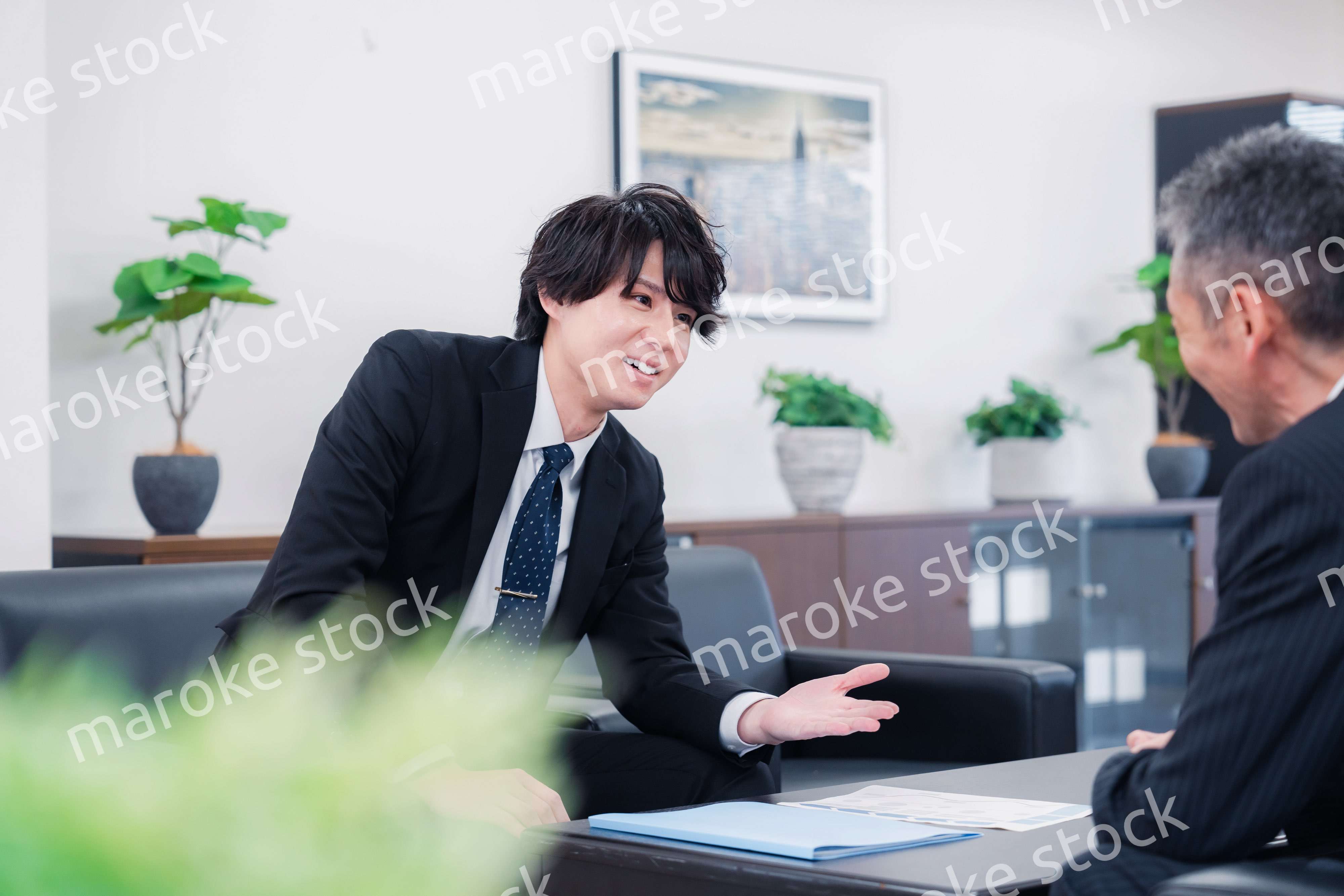 商談をする2人のビジネスマン