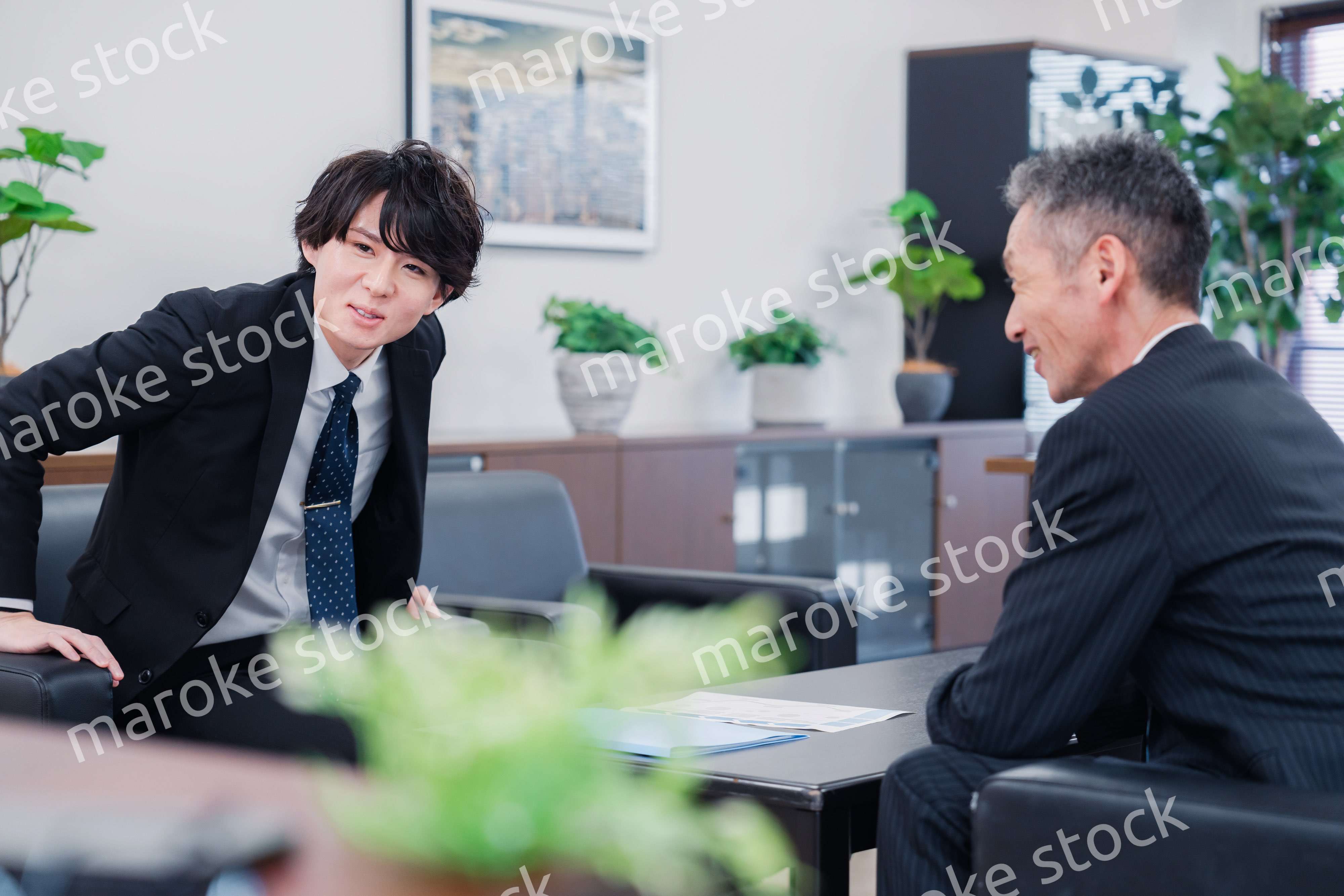 商談をする2人のビジネスマン