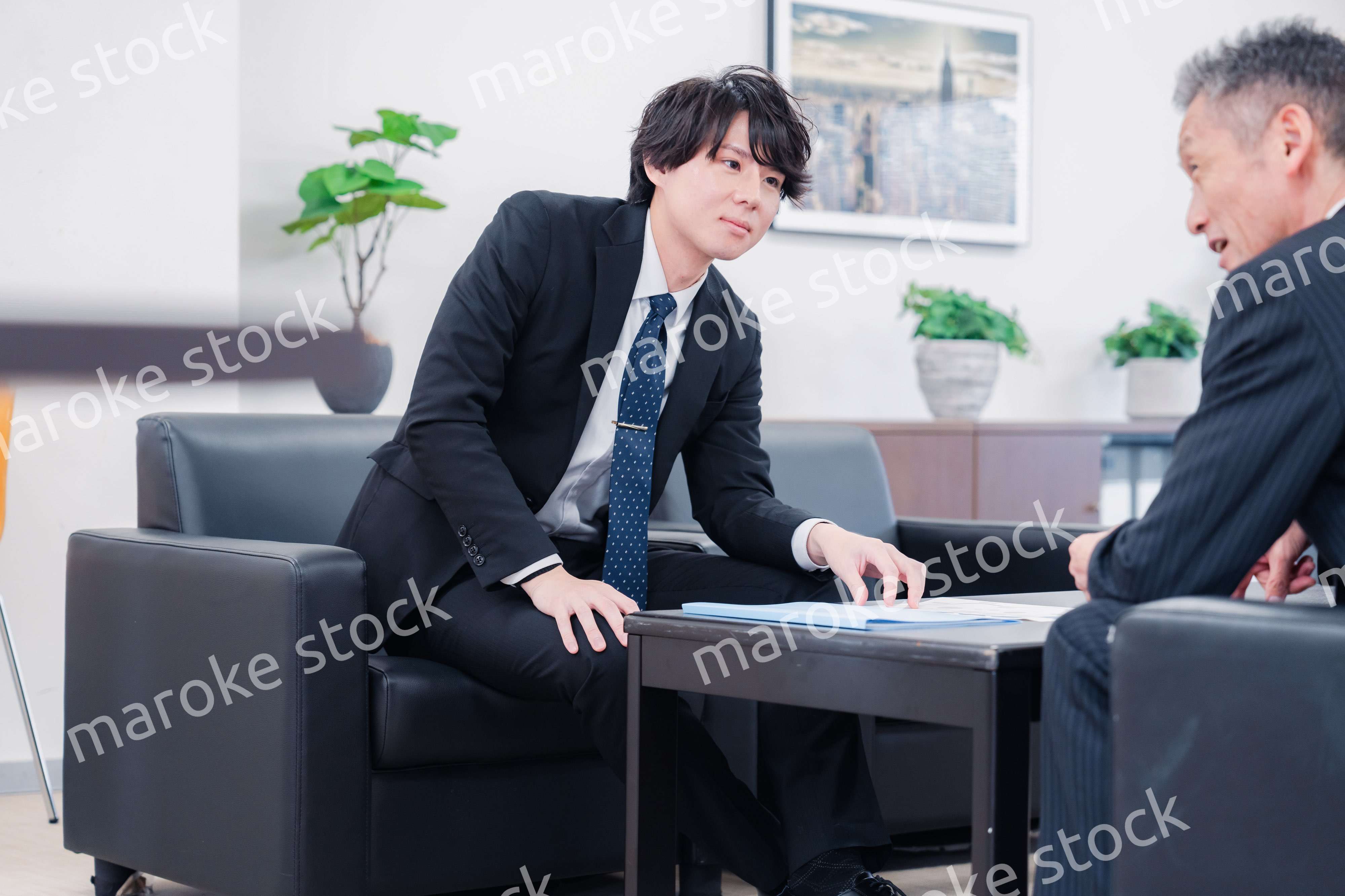 商談をする2人のビジネスマン