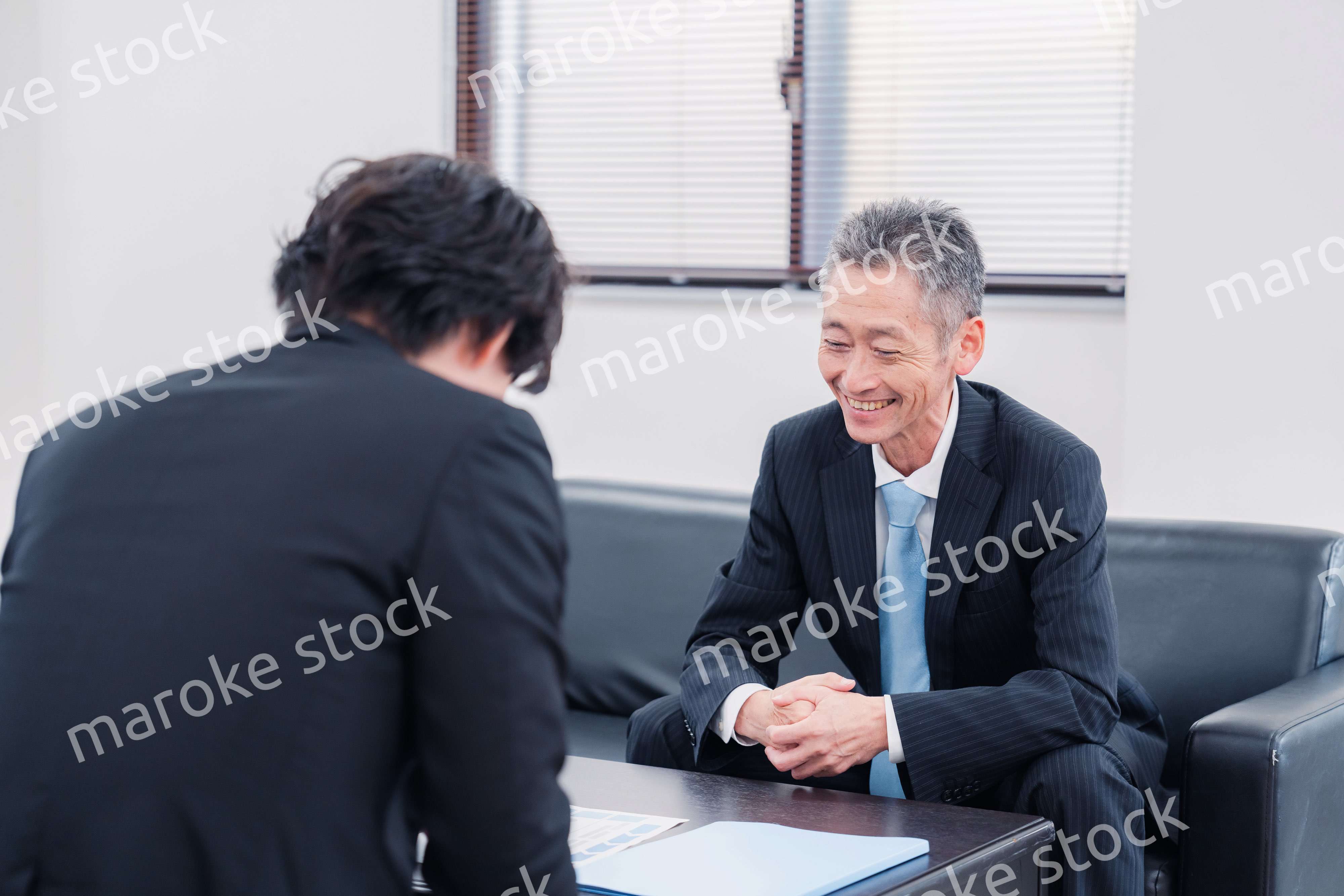 商談をする2人のビジネスマン