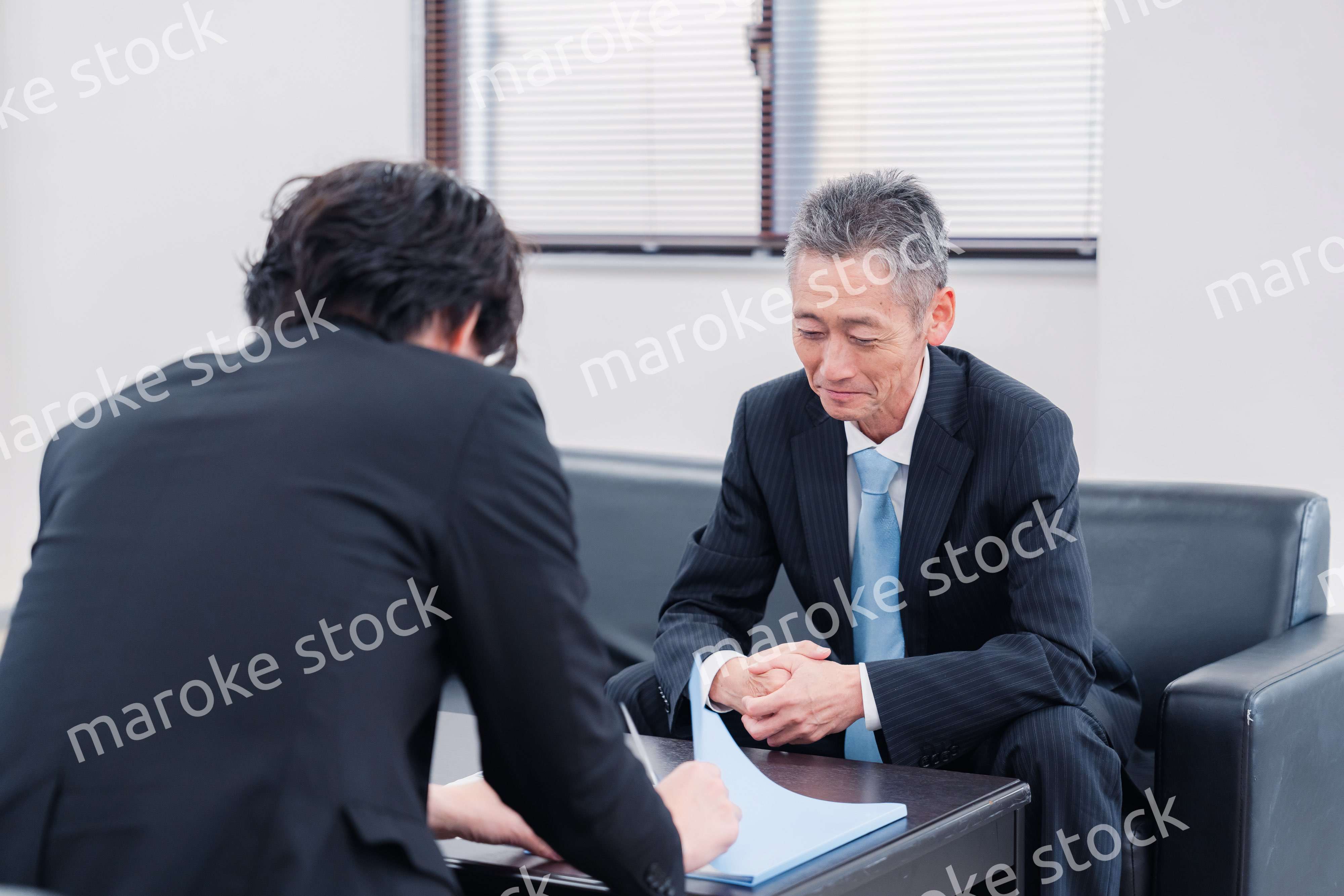 商談をする2人のビジネスマン