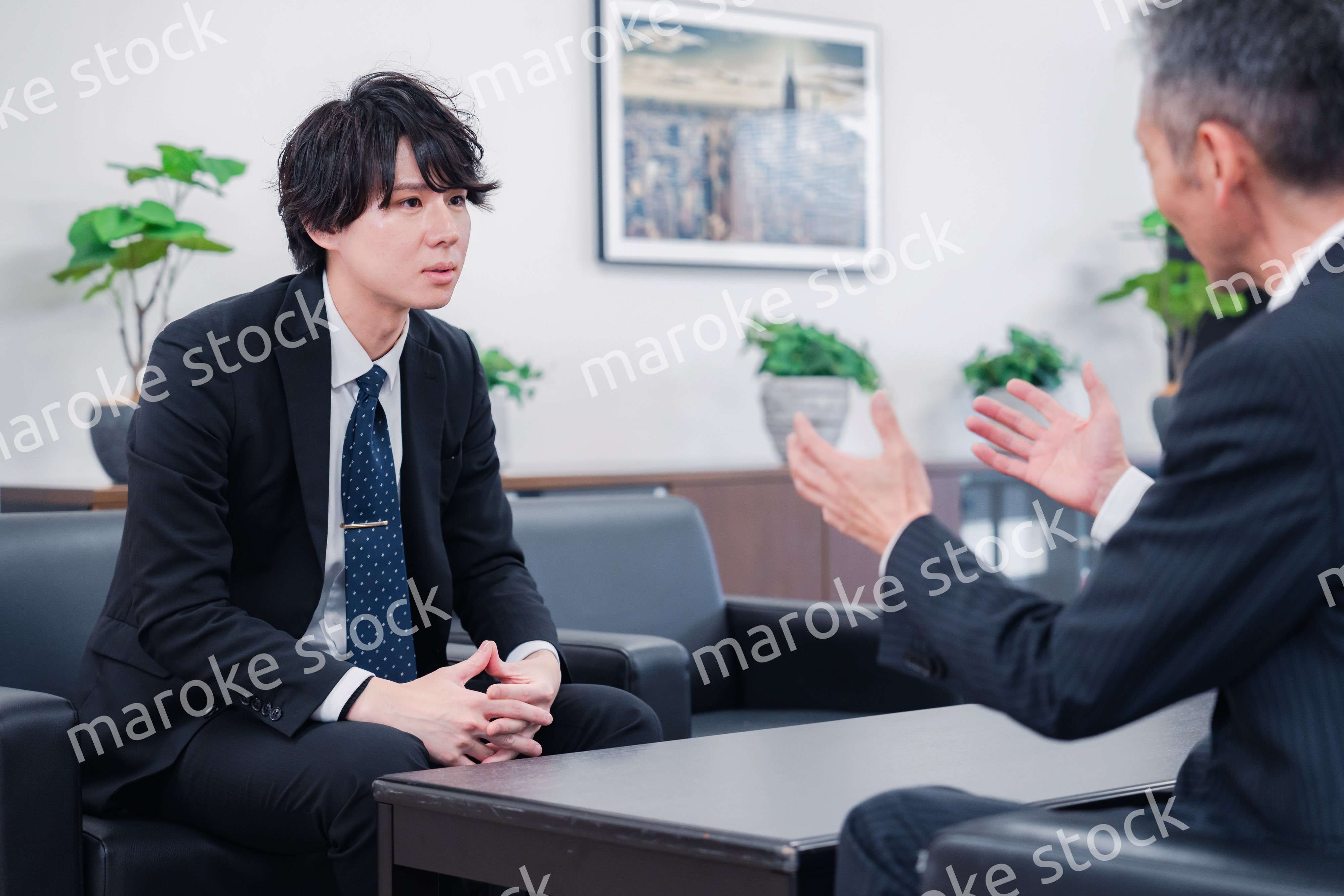 商談をする2人のビジネスマン