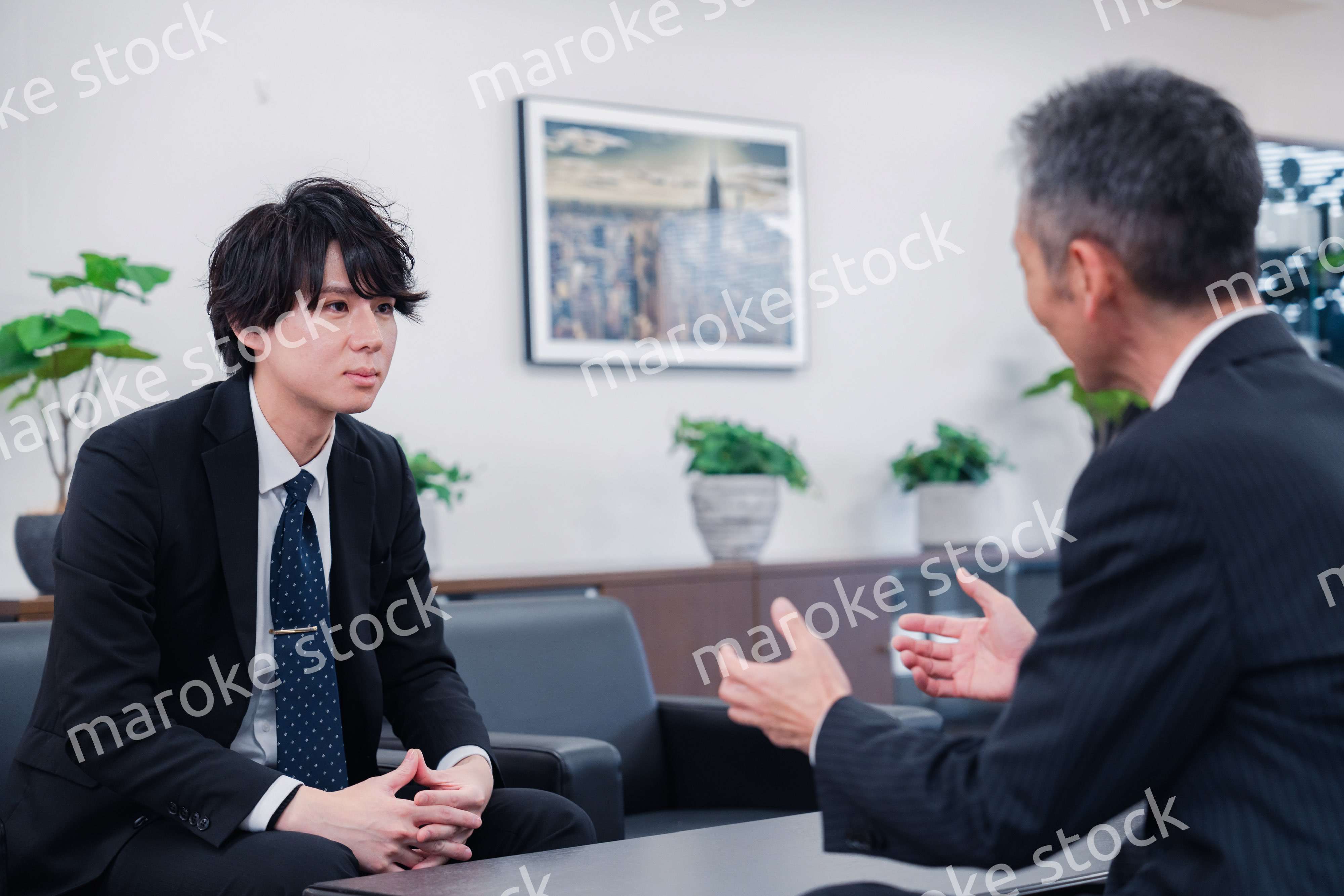 商談をする2人のビジネスマン