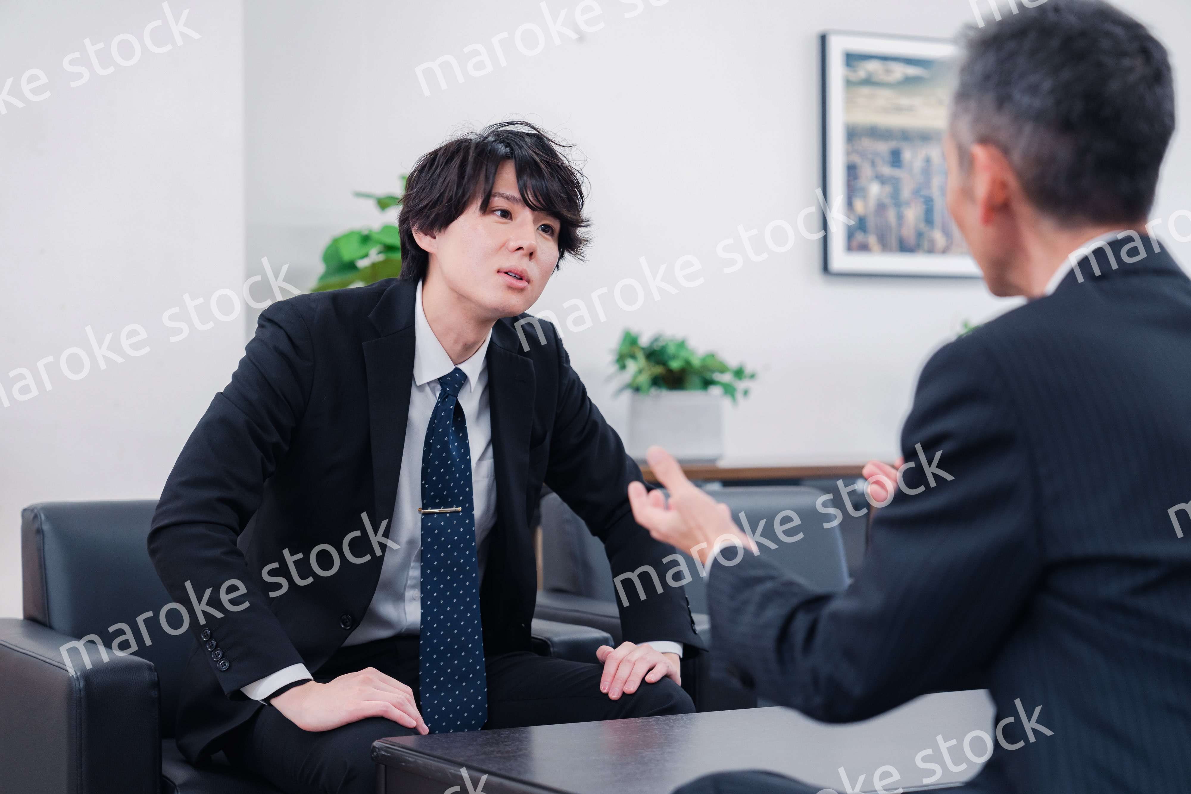 商談をする2人のビジネスマン