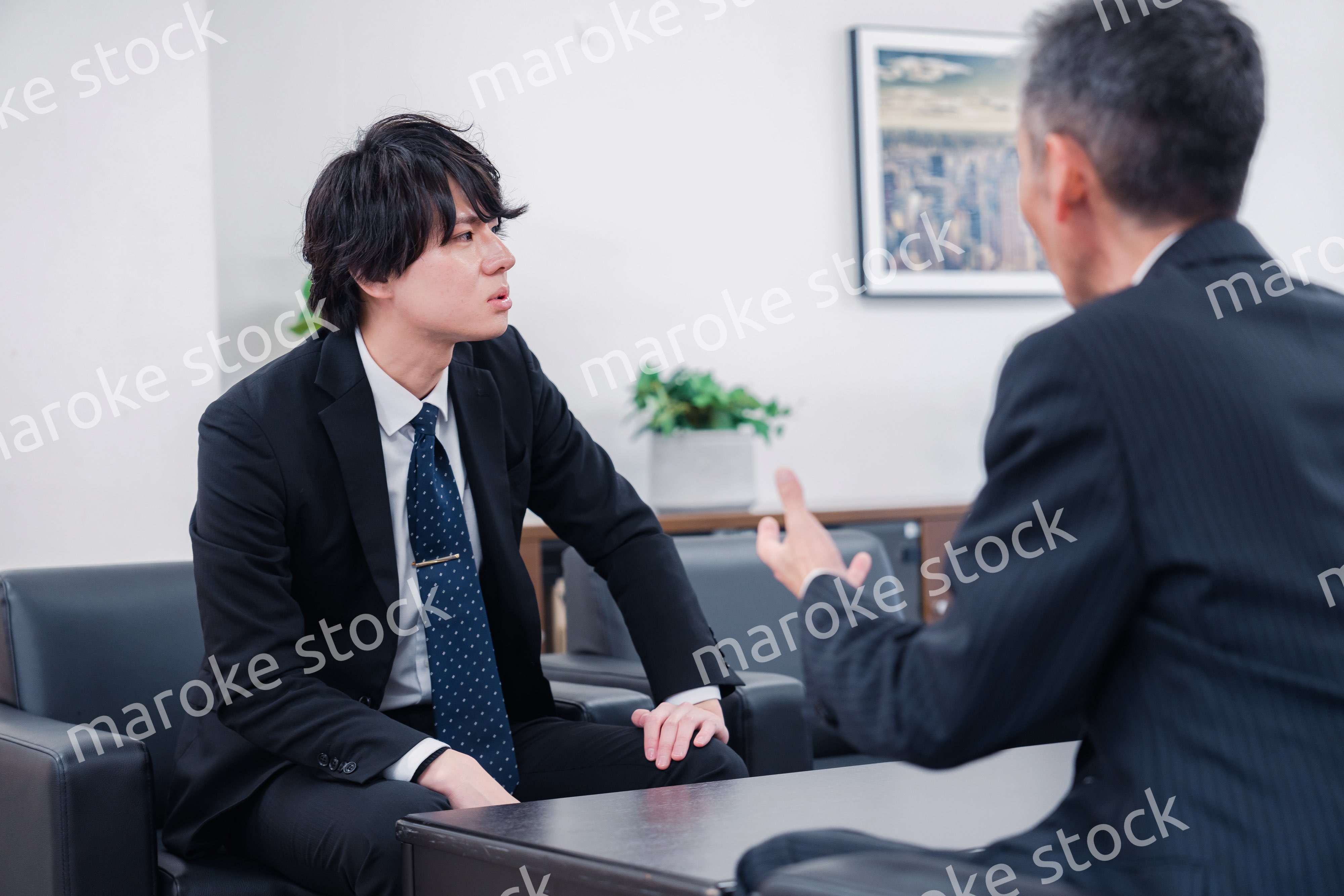 商談をする2人のビジネスマン