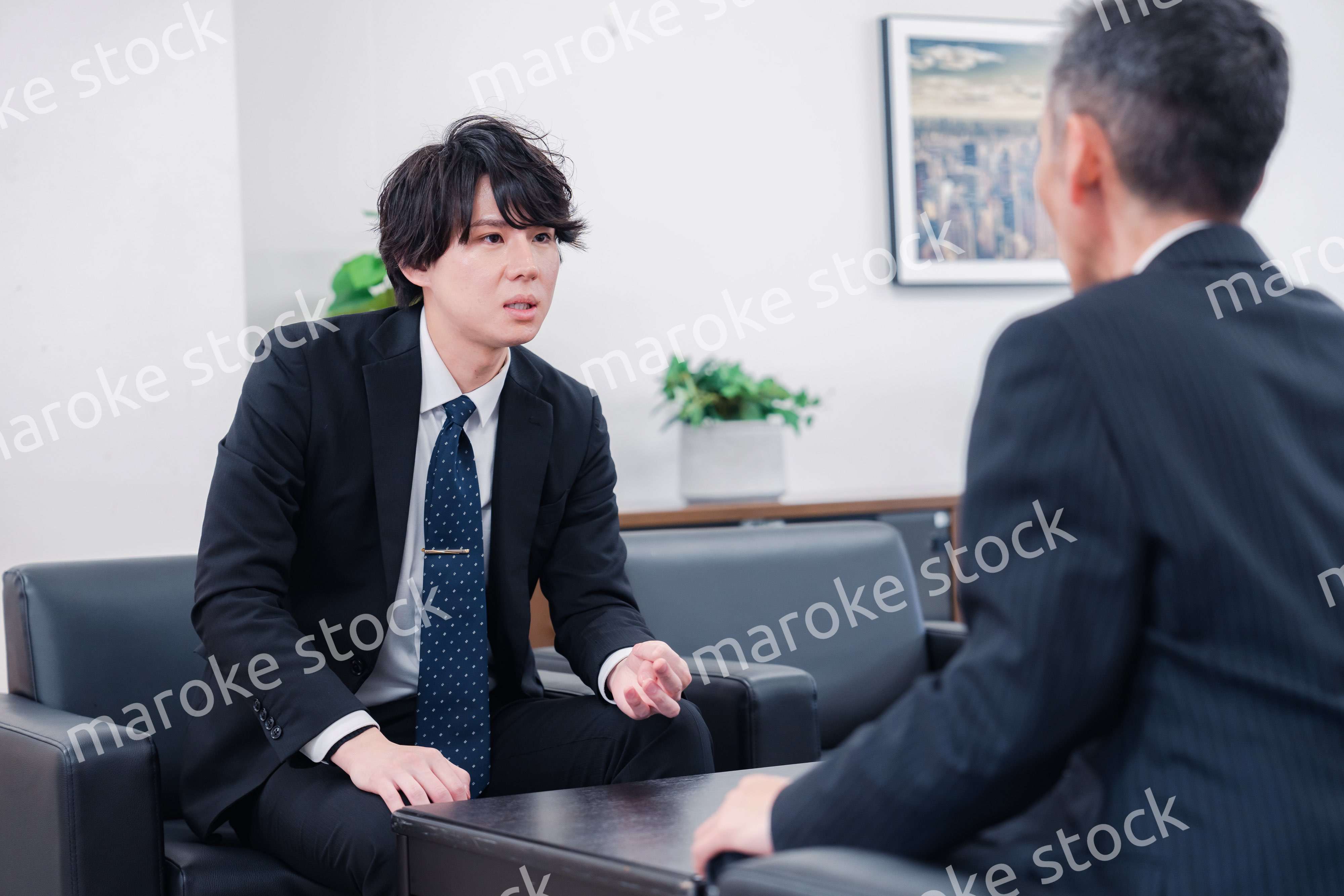 商談をする2人のビジネスマン