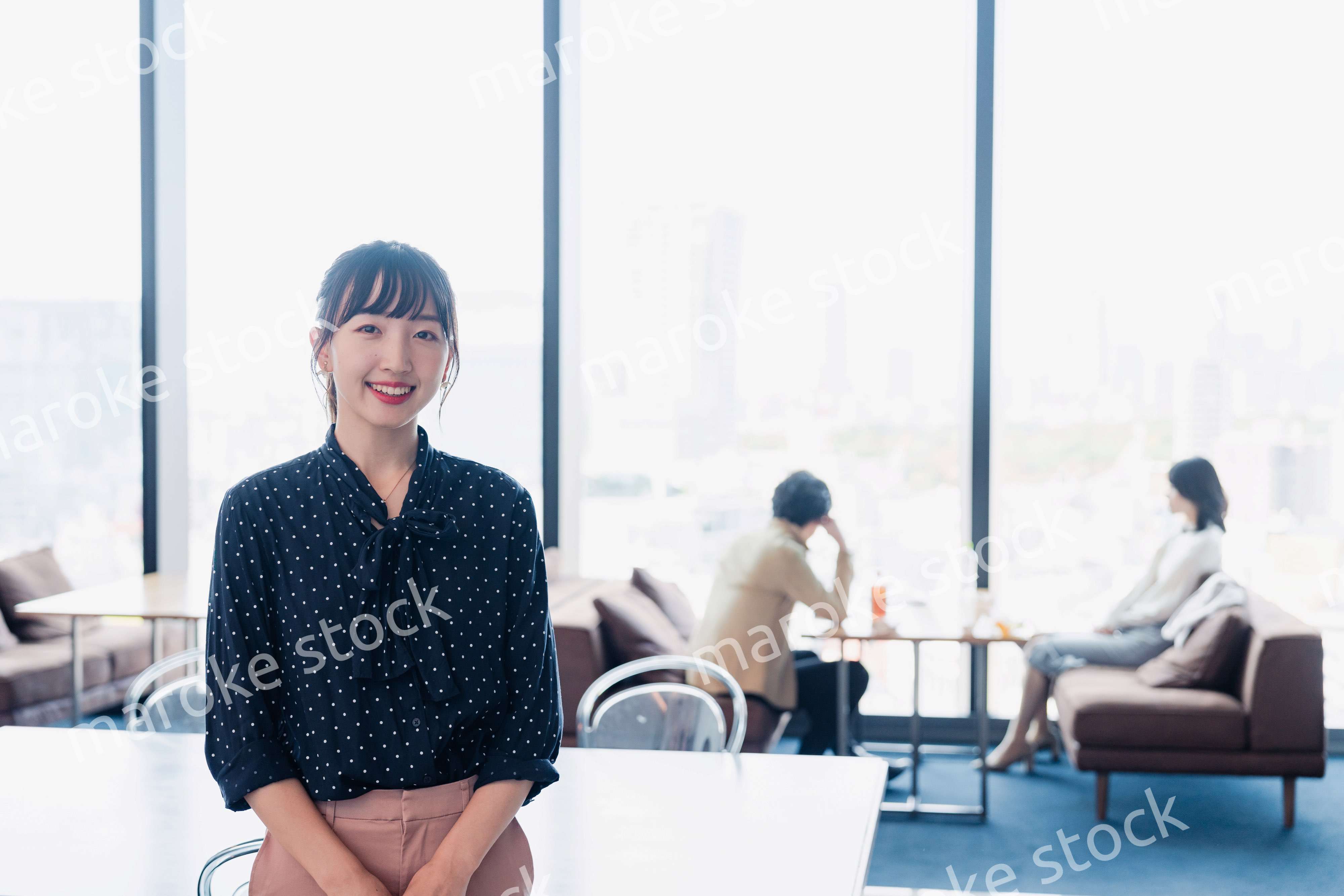 ホテルのラウンジフロアでリラックスをする女性