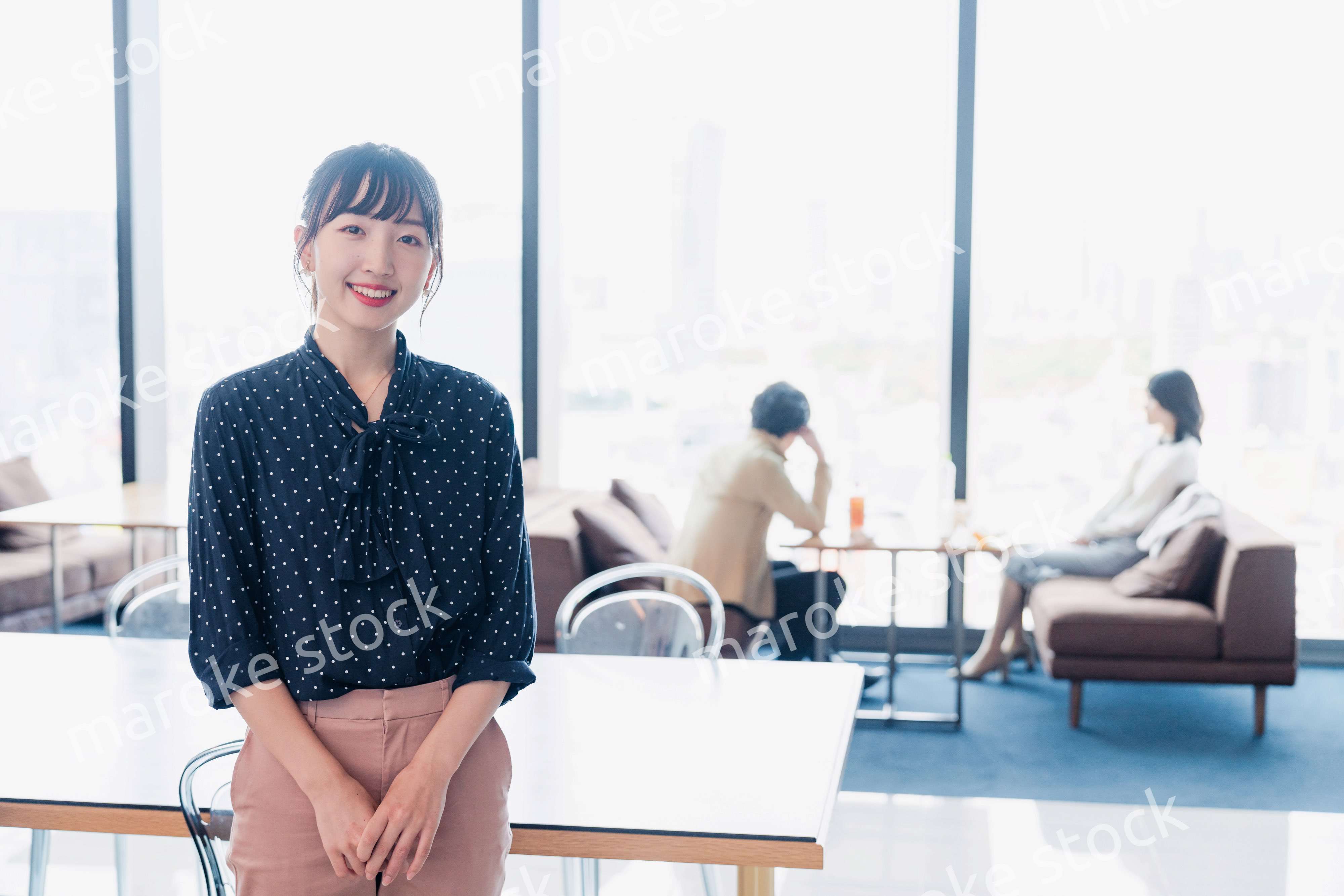 ホテルのラウンジフロアでリラックスをする女性