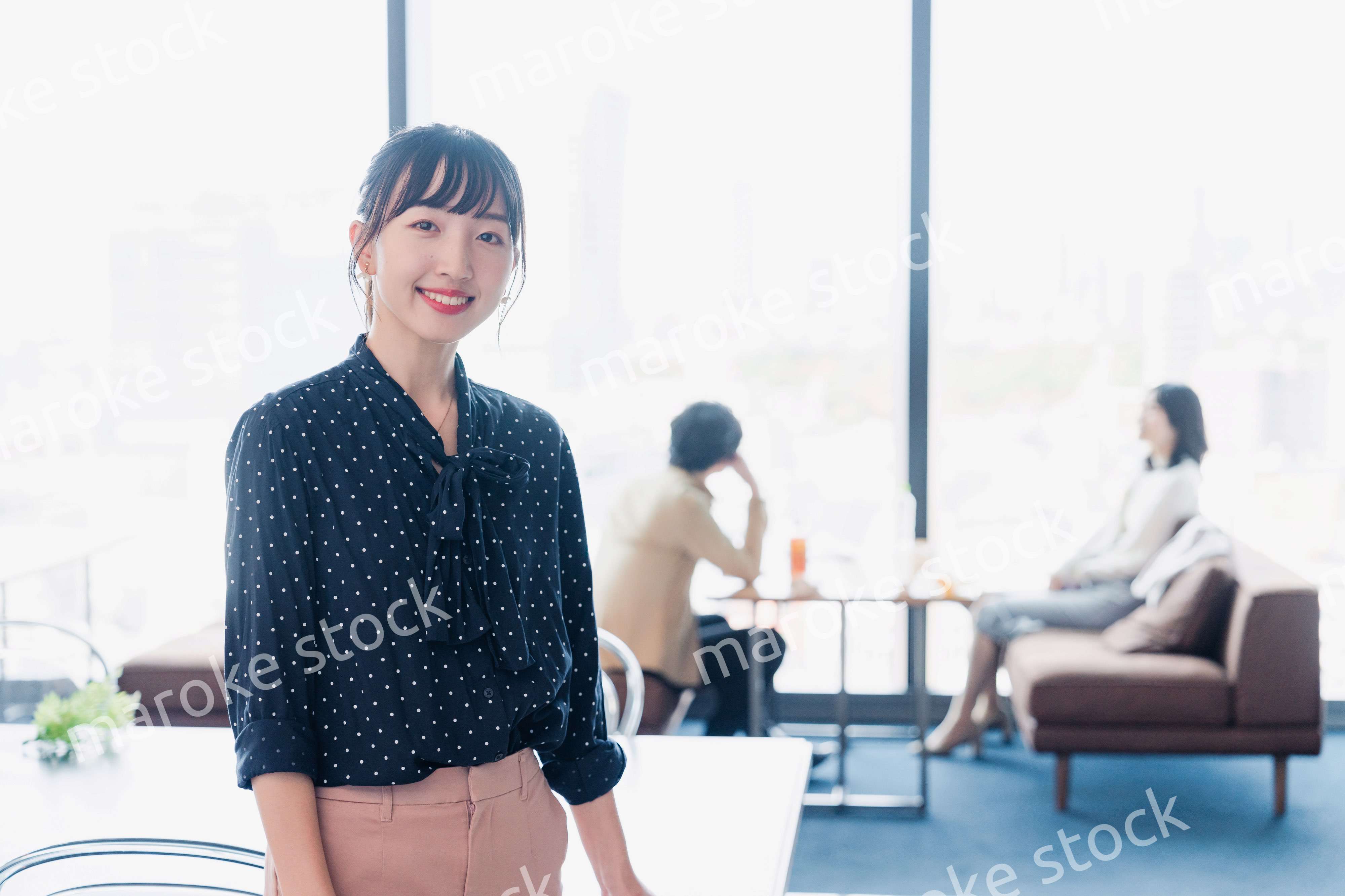 ホテルのラウンジフロアでリラックスをする女性