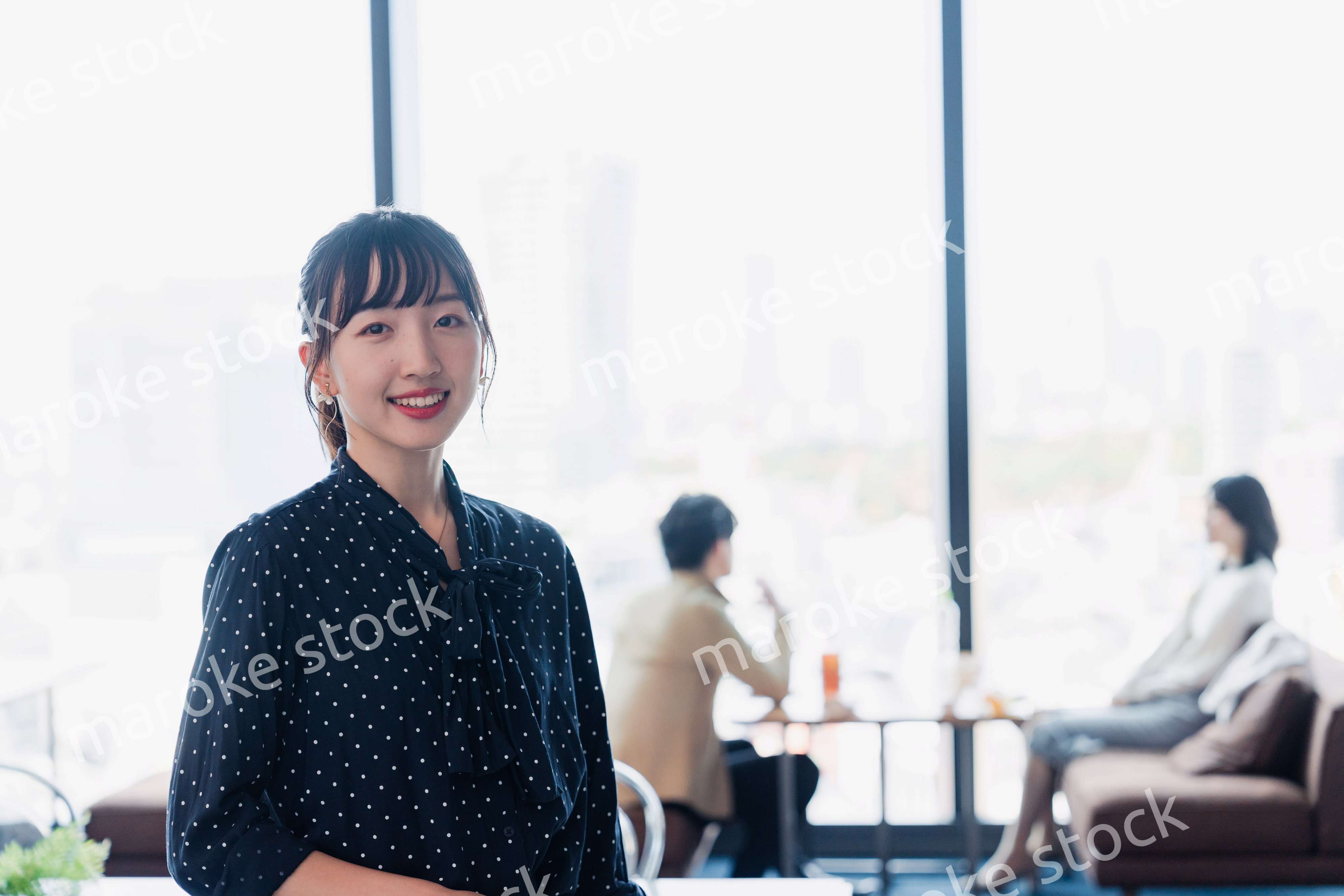 ホテルのラウンジフロアでリラックスをする女性