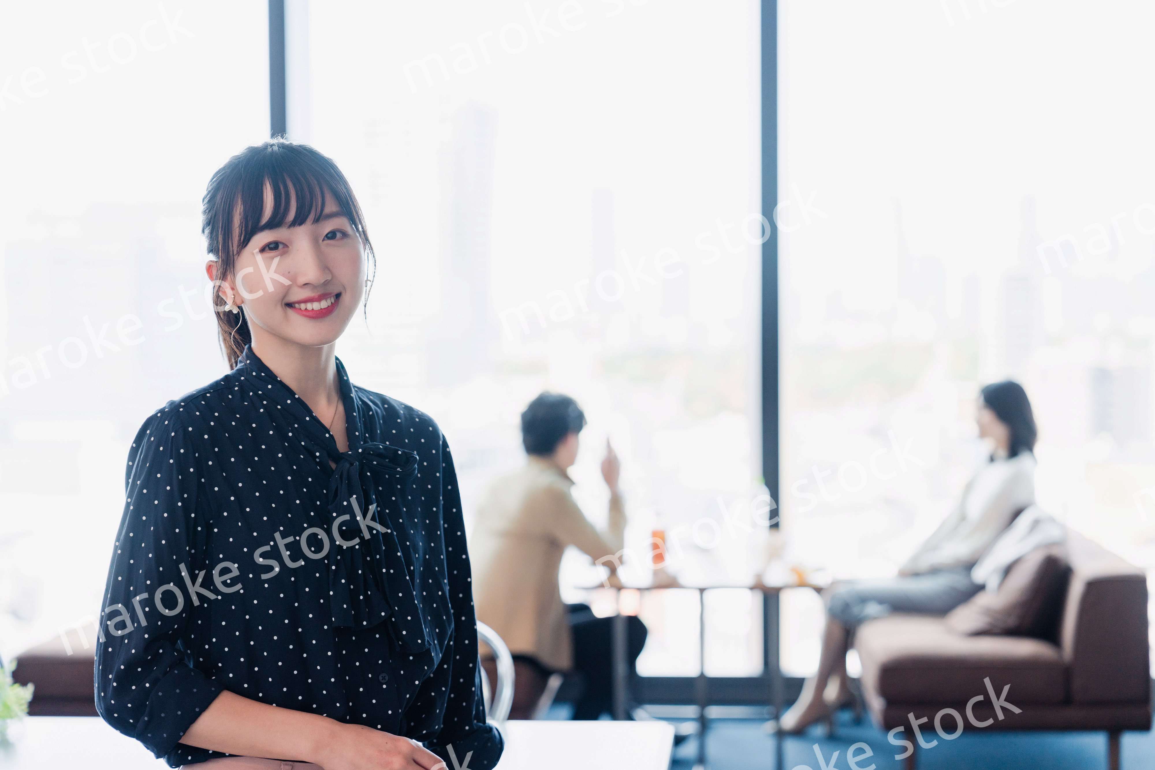 ホテルのラウンジフロアでリラックスをする女性