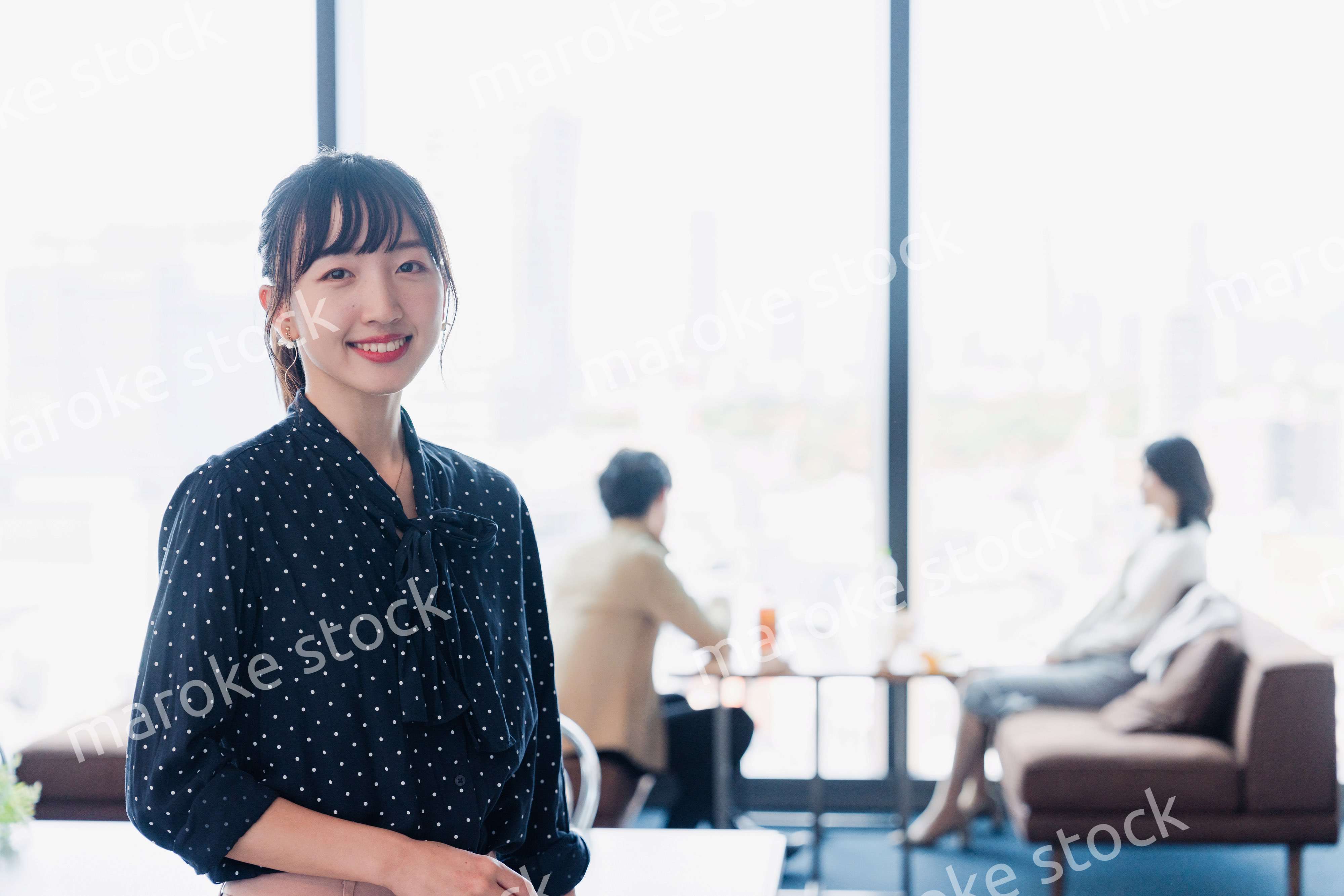 ホテルのラウンジフロアでリラックスをする女性