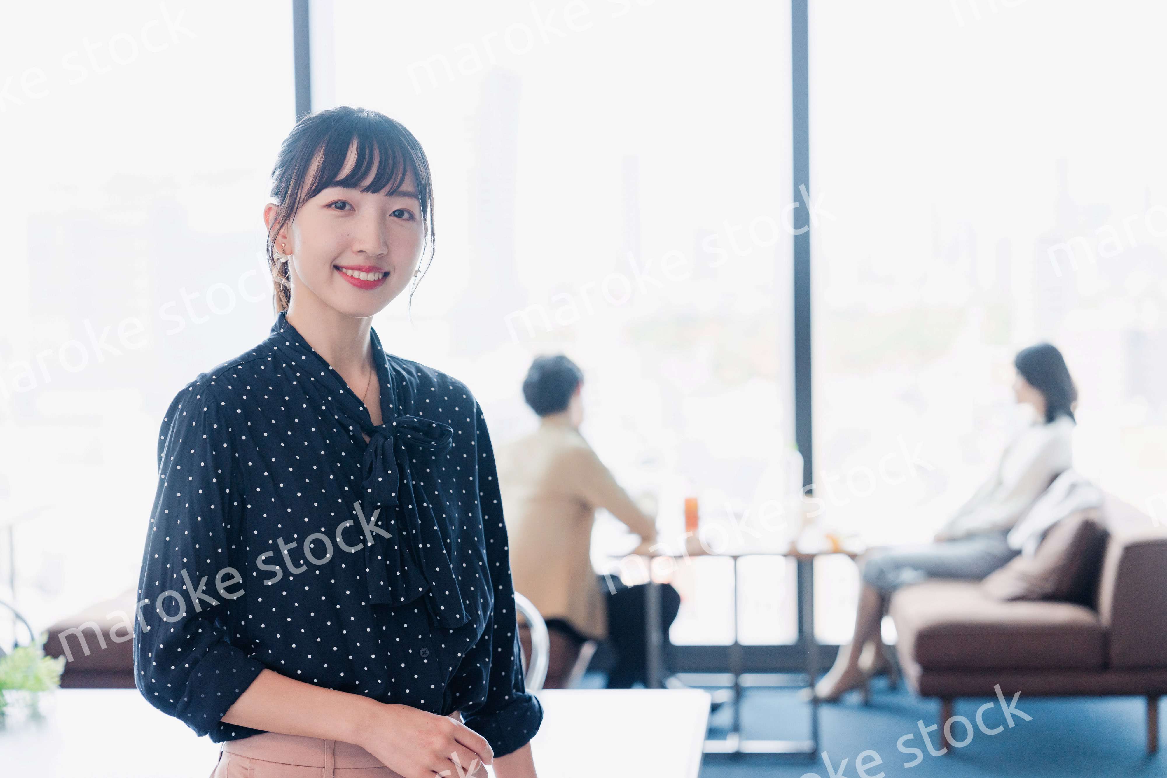 ホテルのラウンジフロアでリラックスをする女性