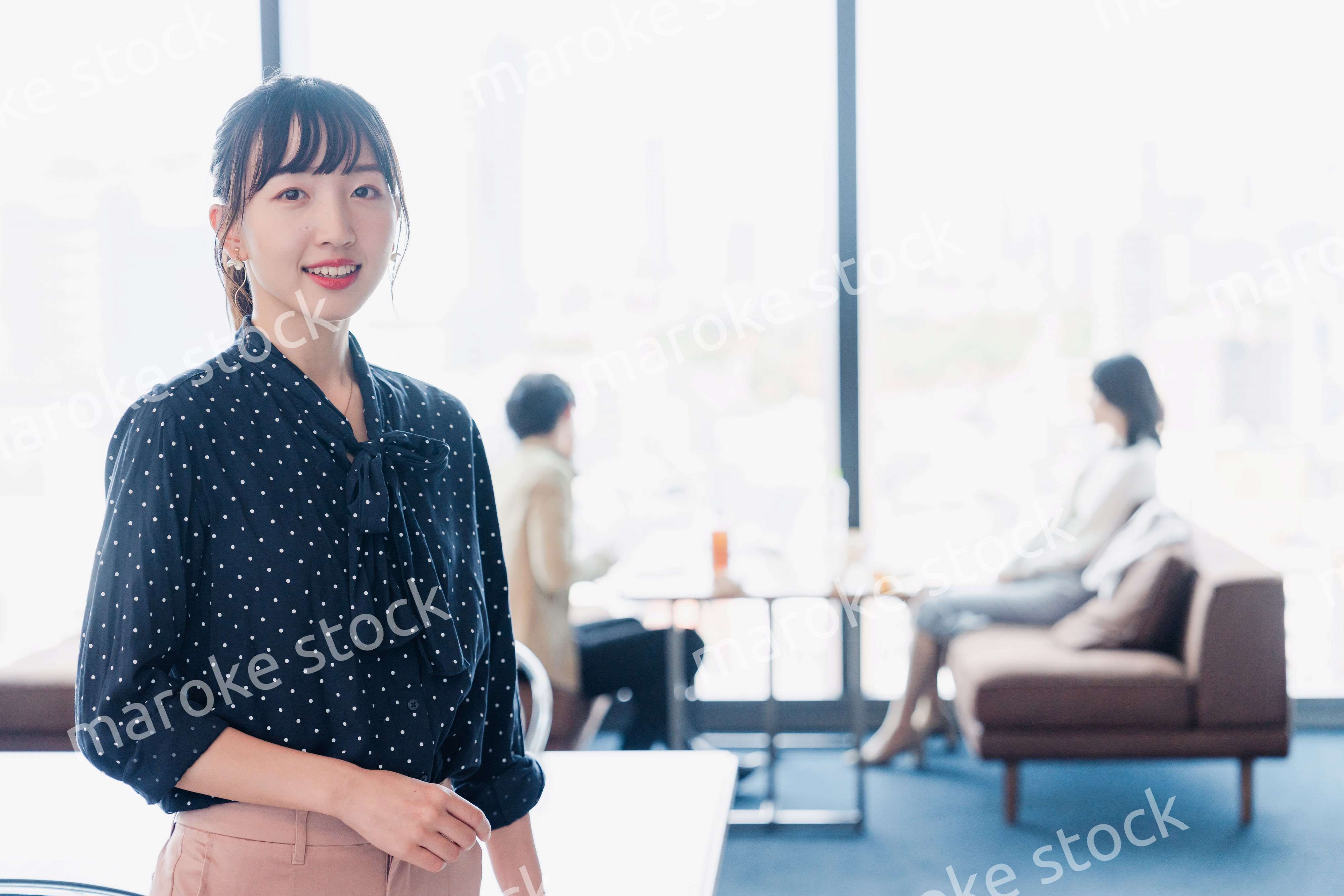 ホテルのラウンジフロアでリラックスをする女性