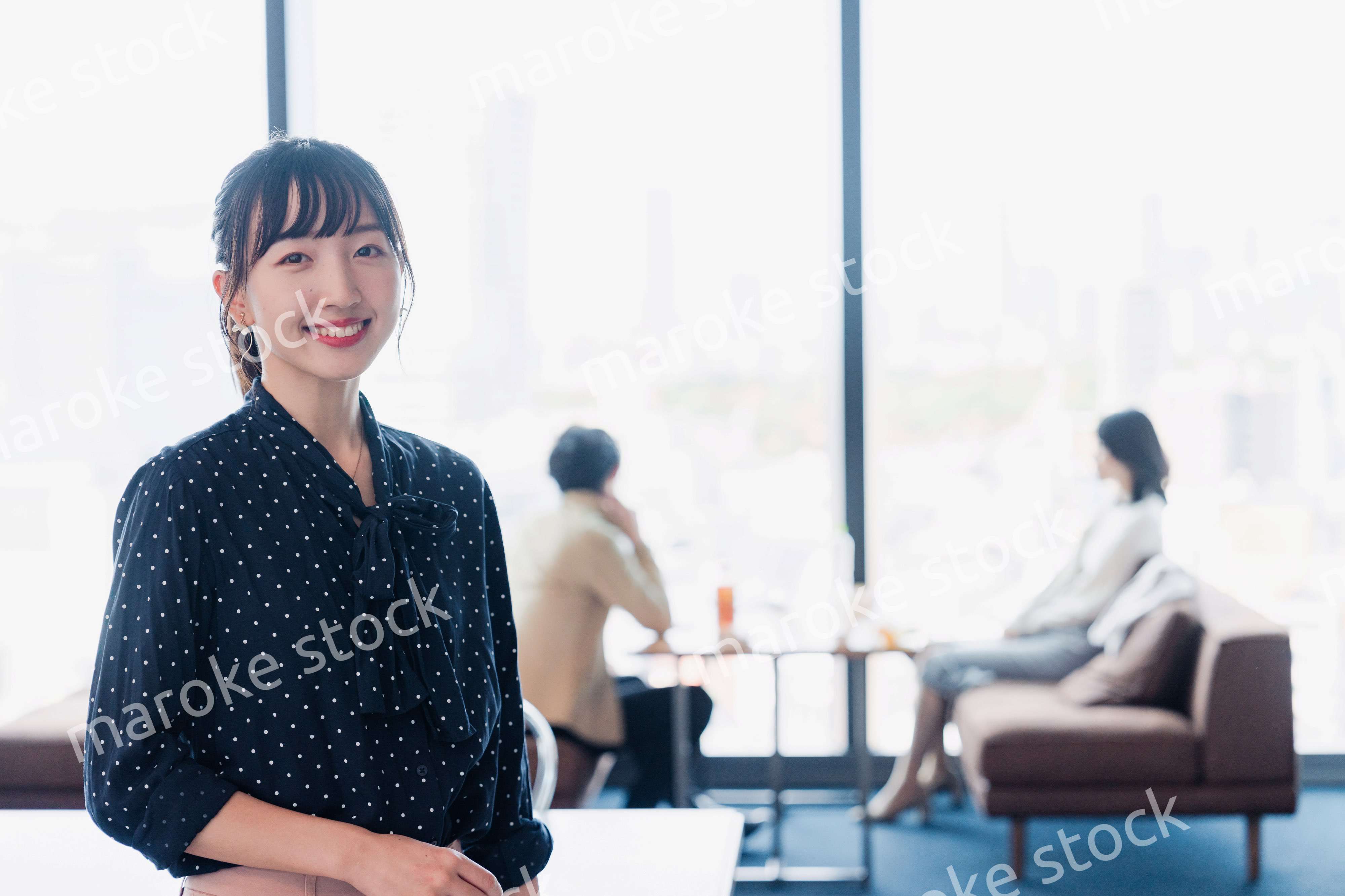 ホテルのラウンジフロアでリラックスをする女性