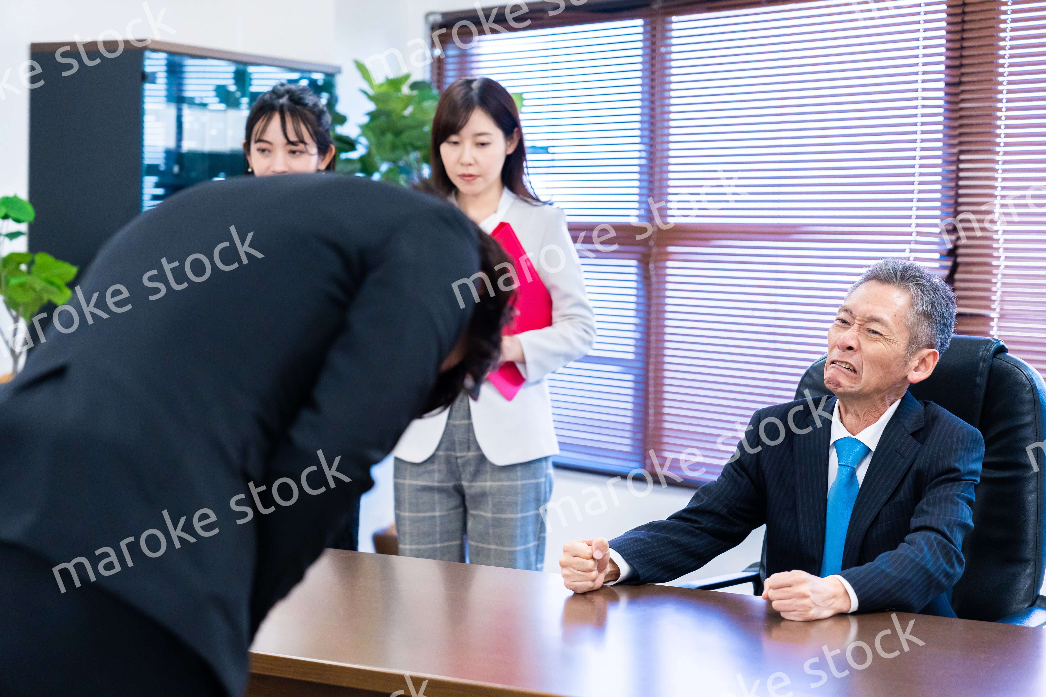 謝罪をするビジネスマン