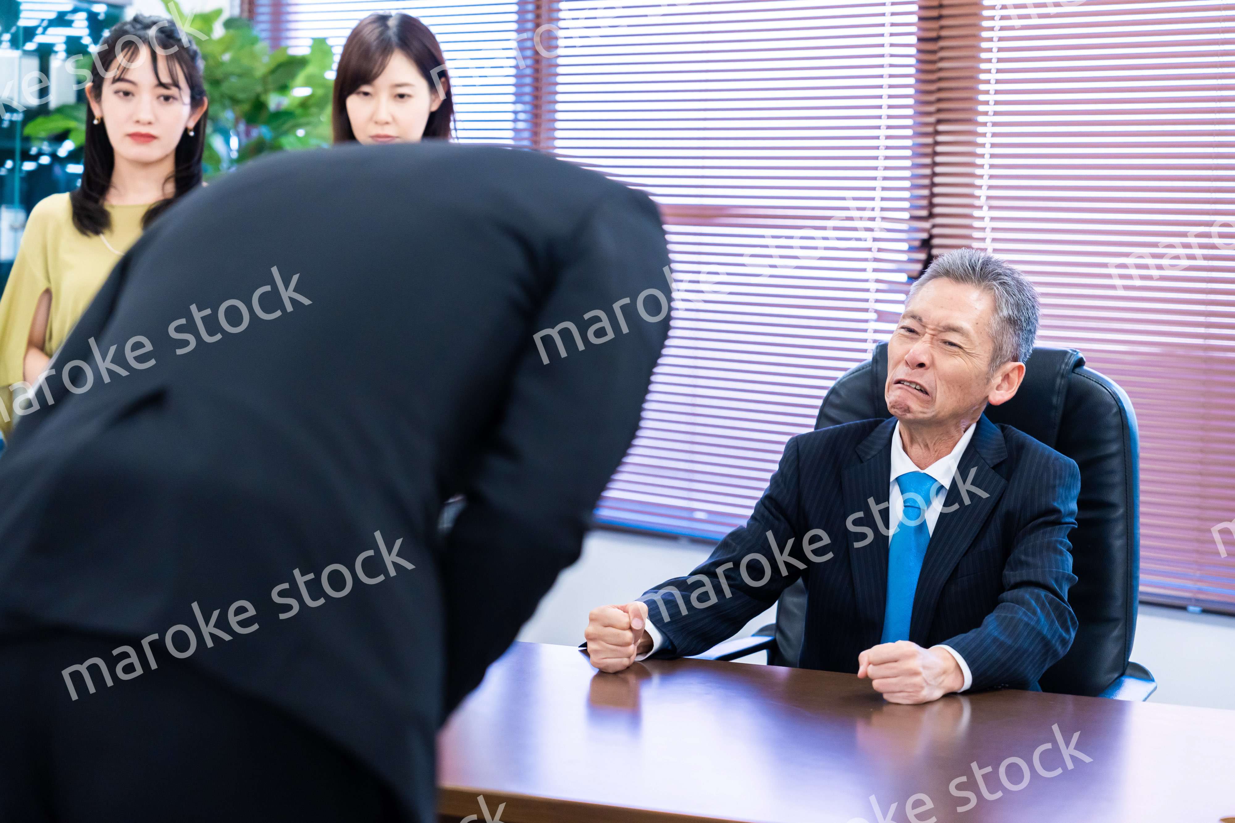 謝罪をするビジネスマン