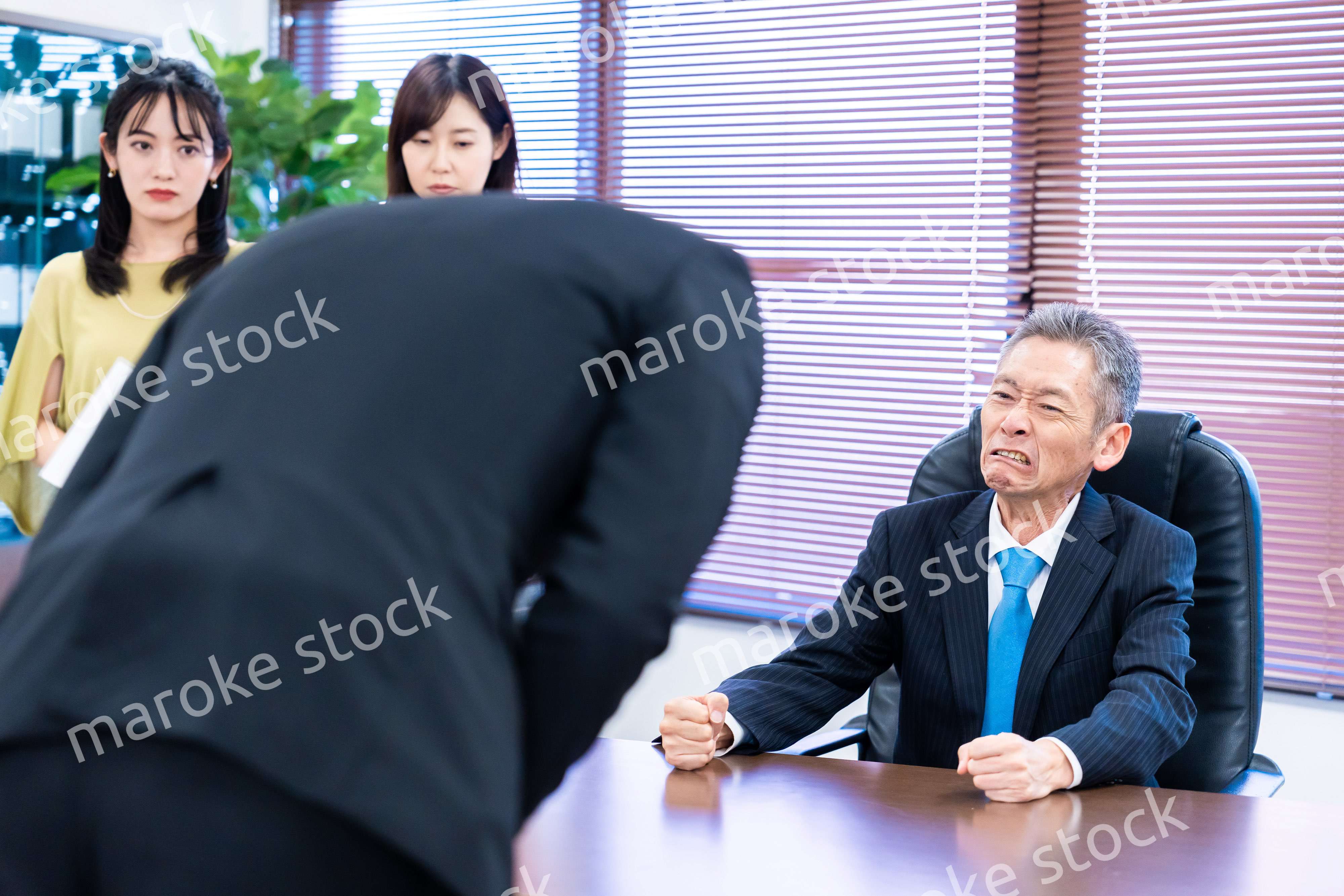 謝罪をするビジネスマン