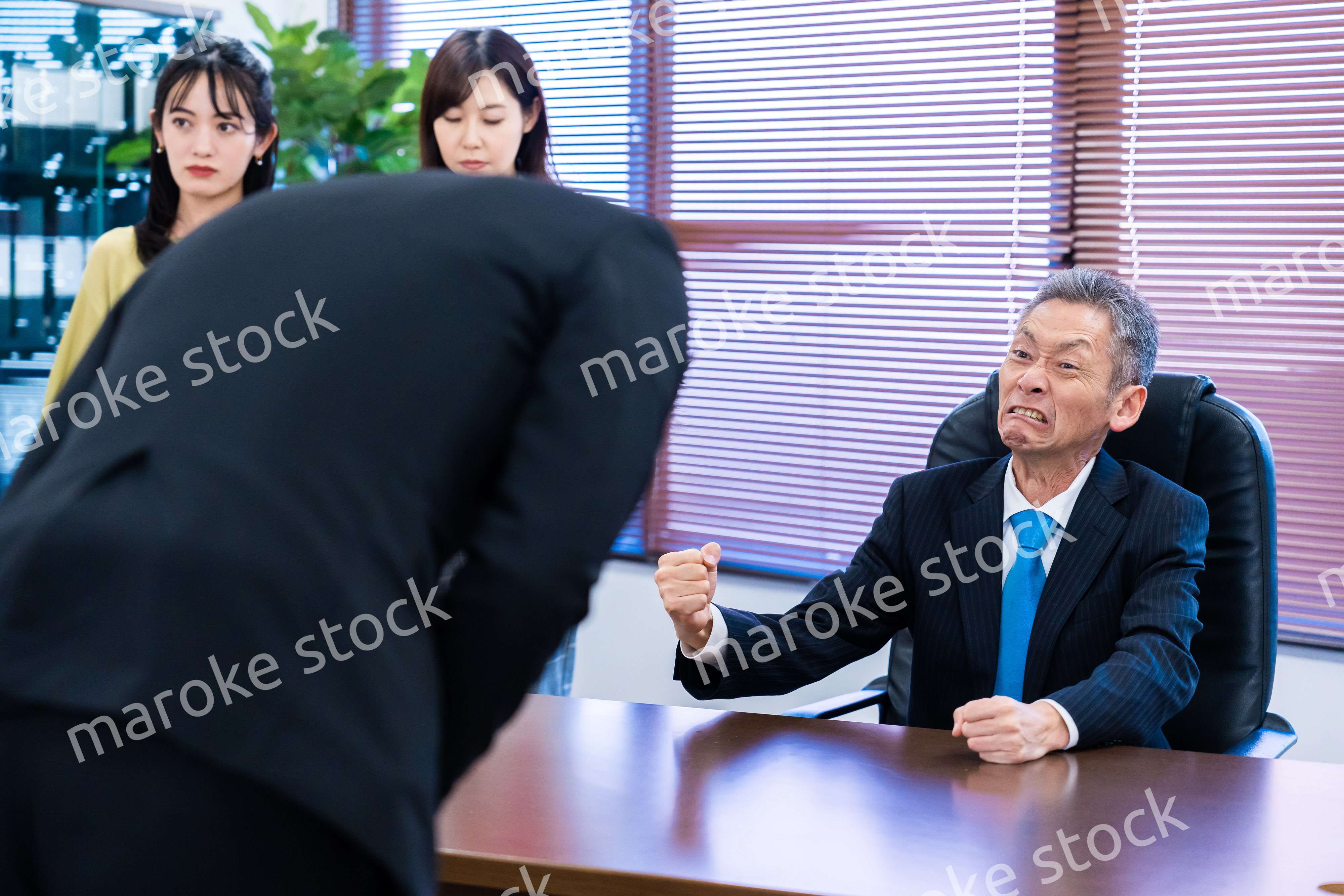 謝罪をするビジネスマン