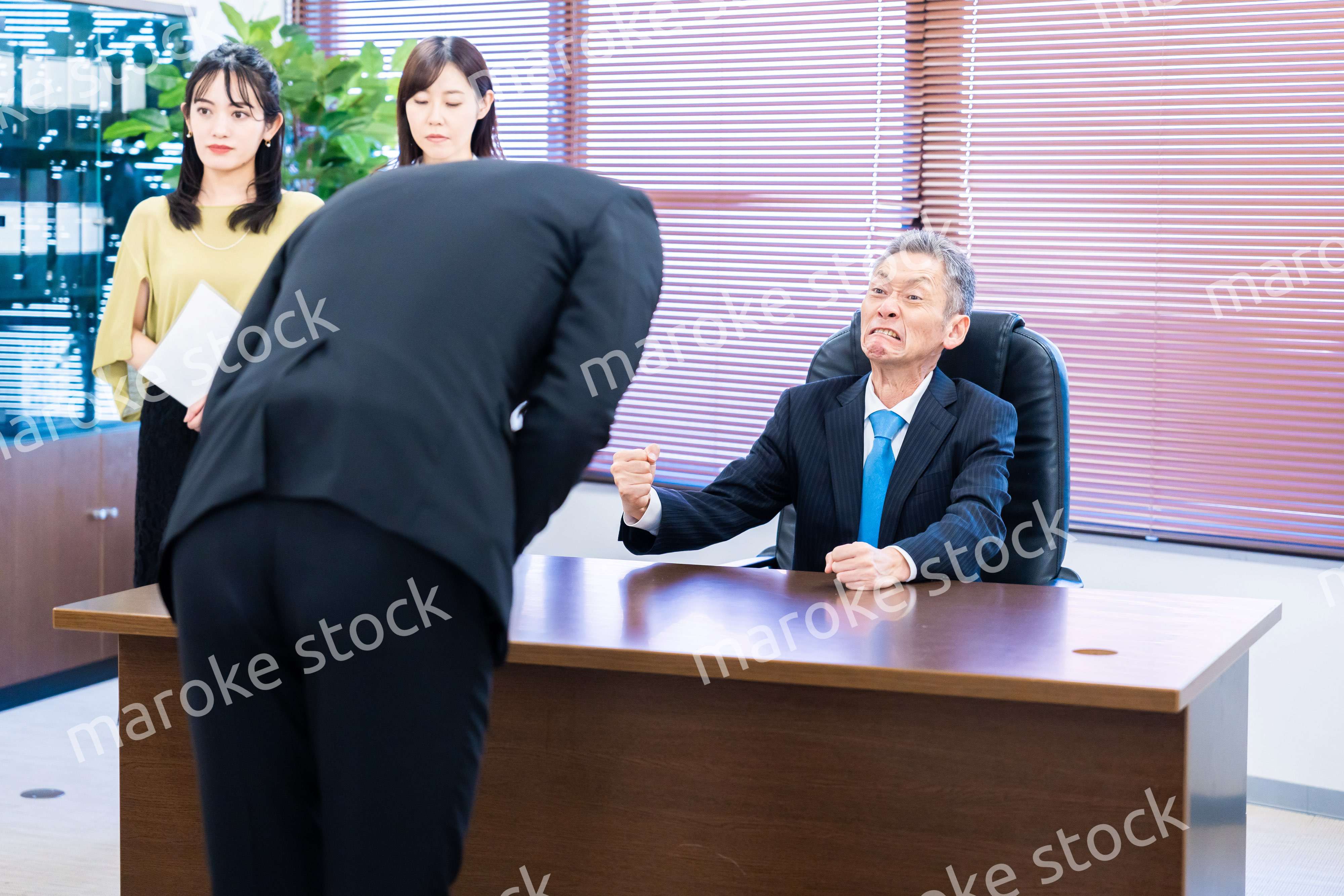 謝罪をするビジネスマン