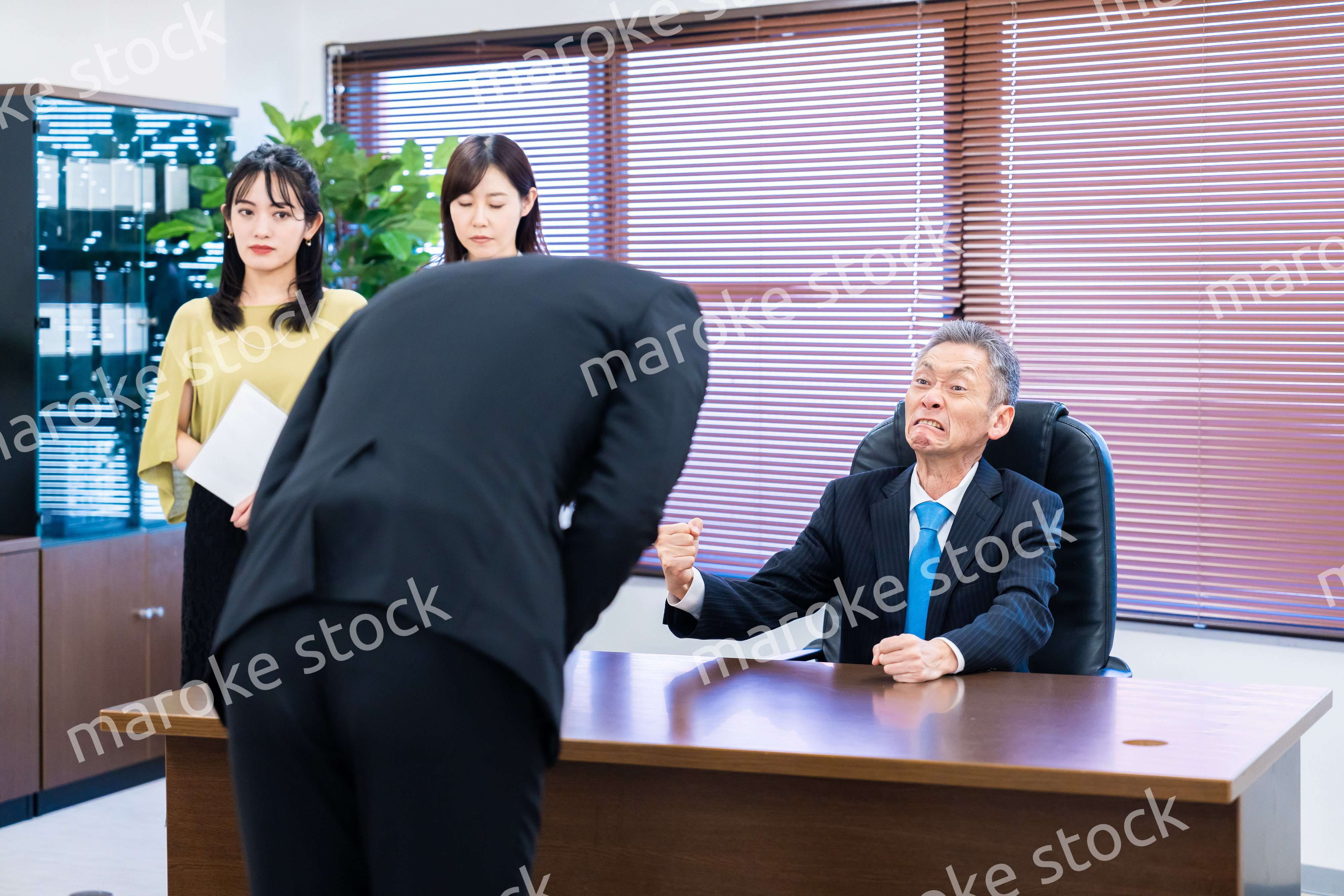 謝罪をするビジネスマン