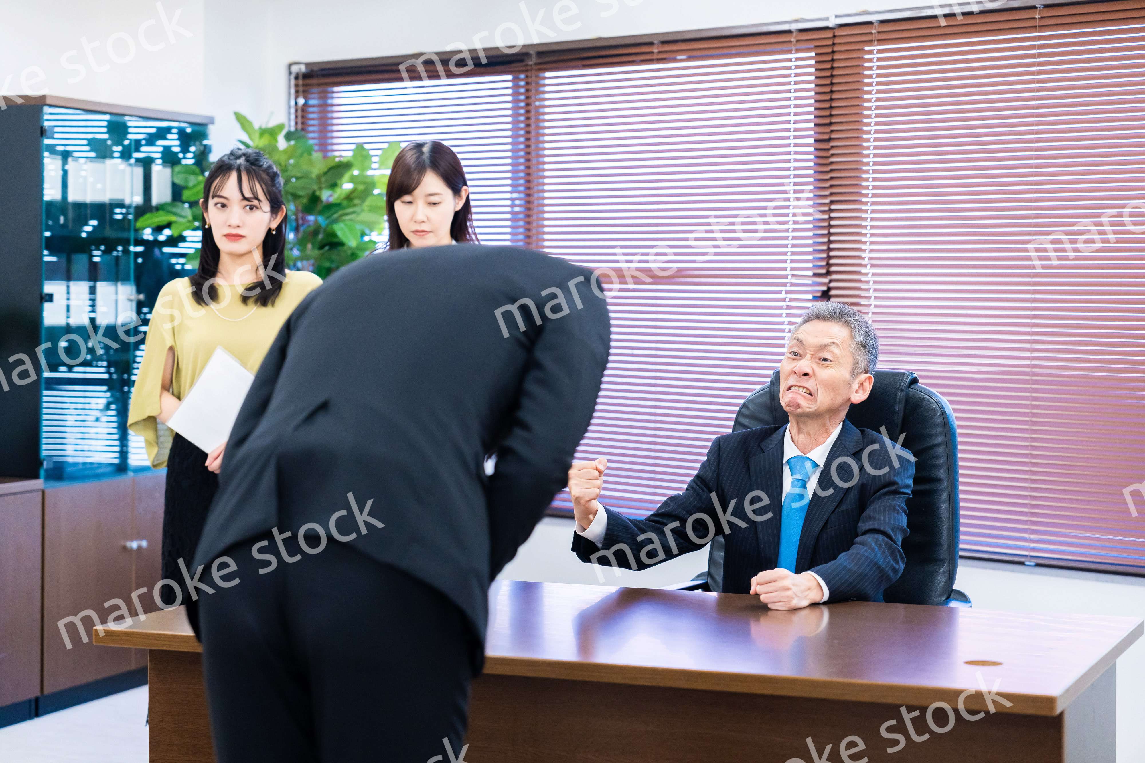 謝罪をするビジネスマン