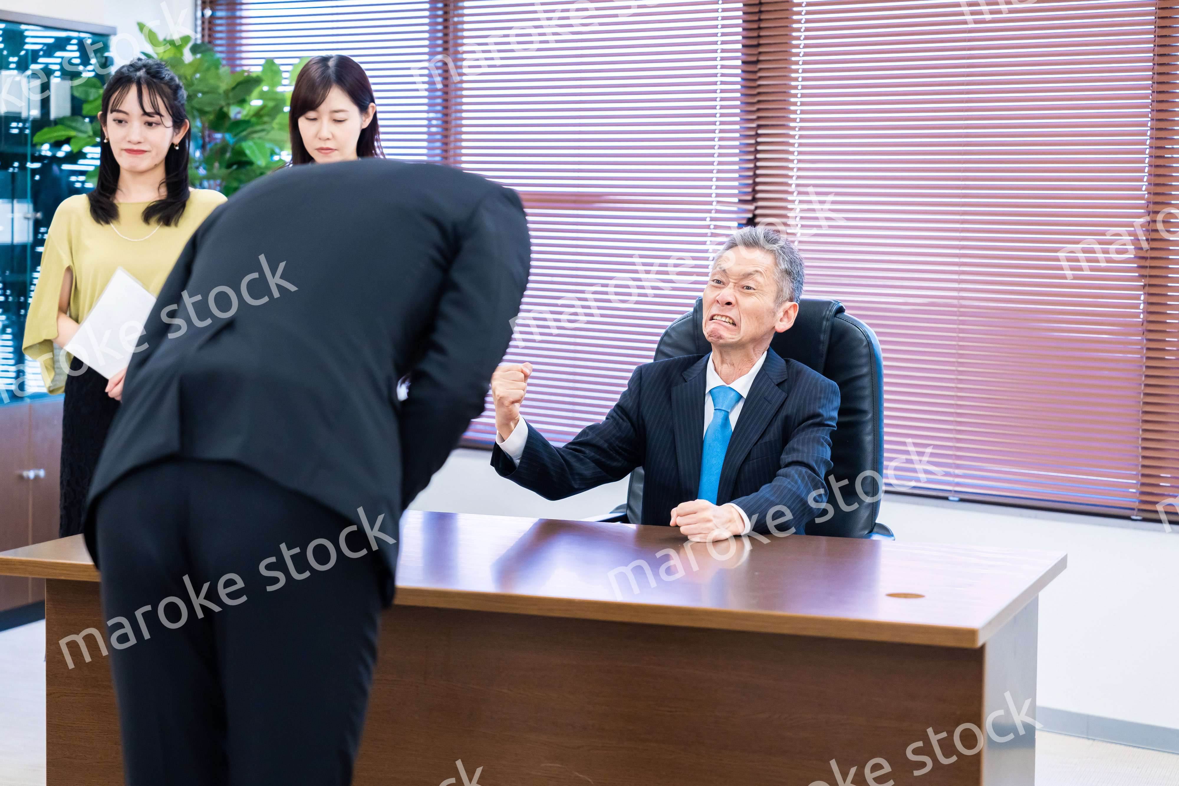 謝罪をするビジネスマン