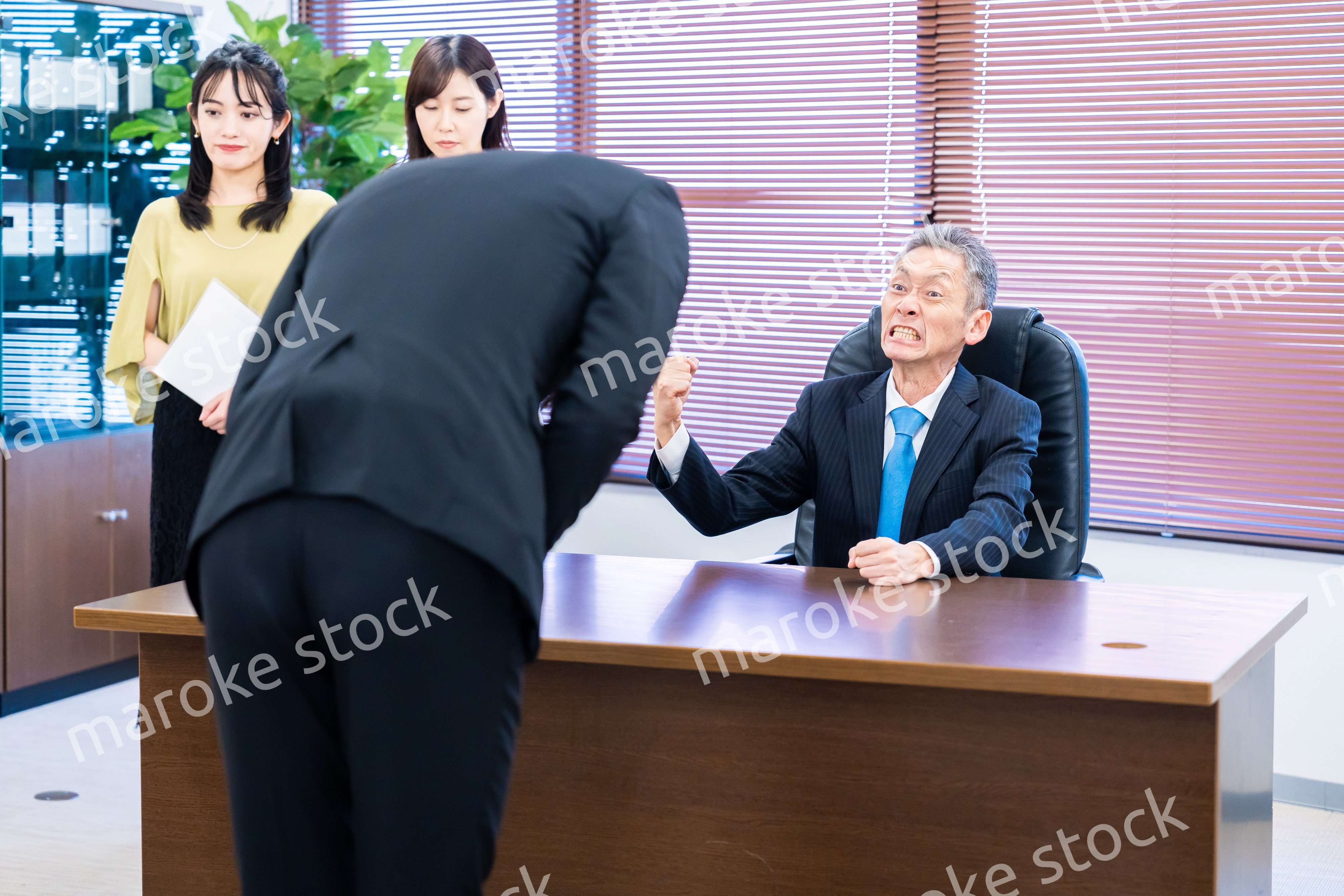 謝罪をするビジネスマン