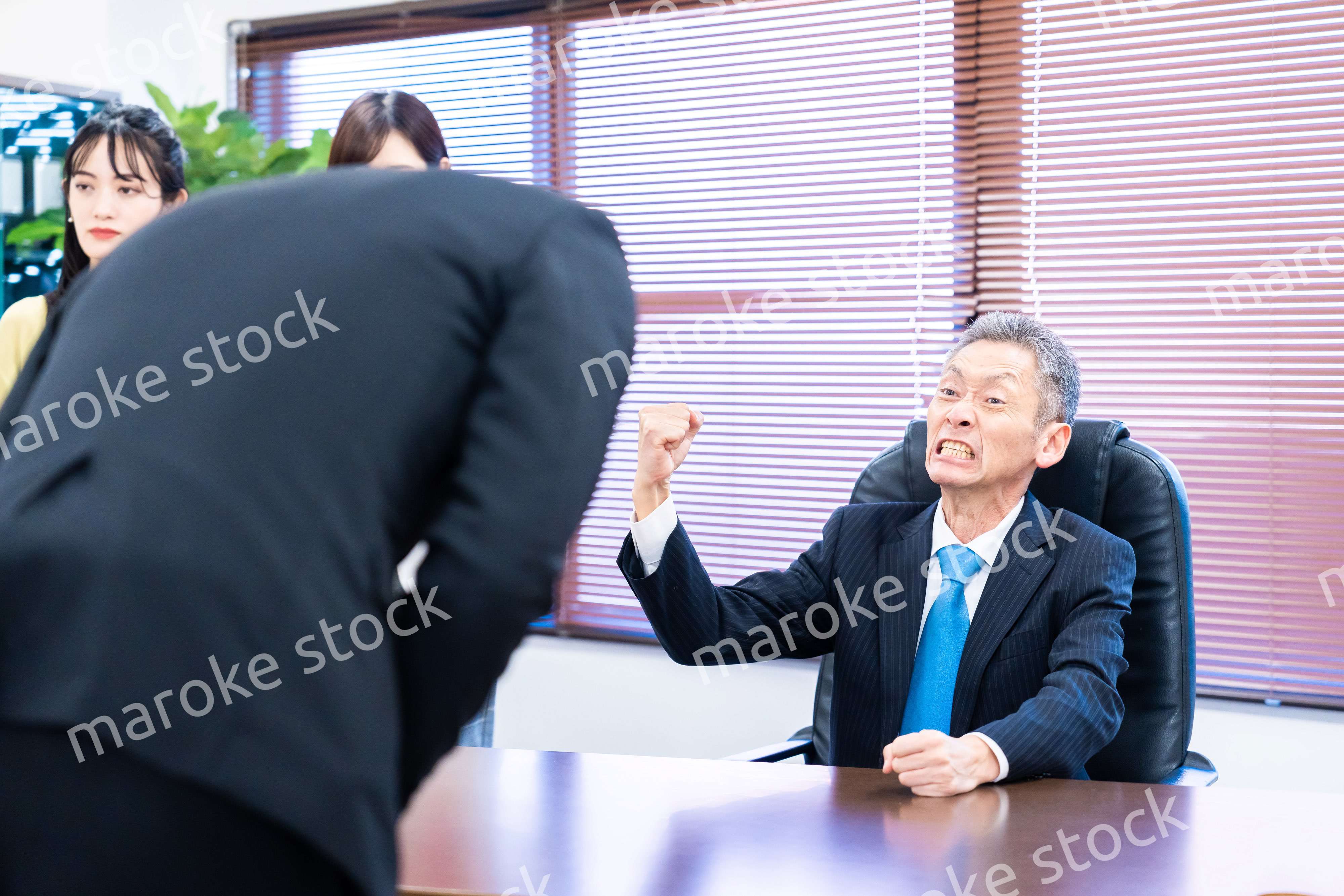 謝罪をするビジネスマン