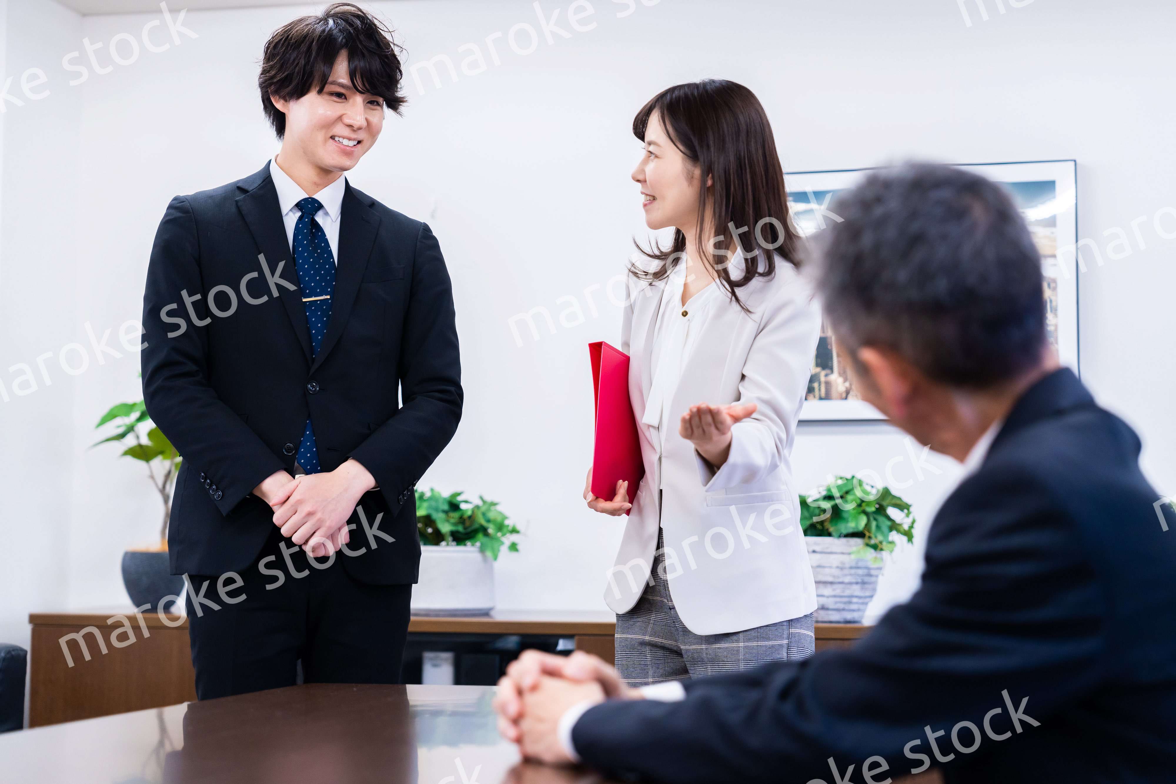 来訪客の対応をする女性秘書