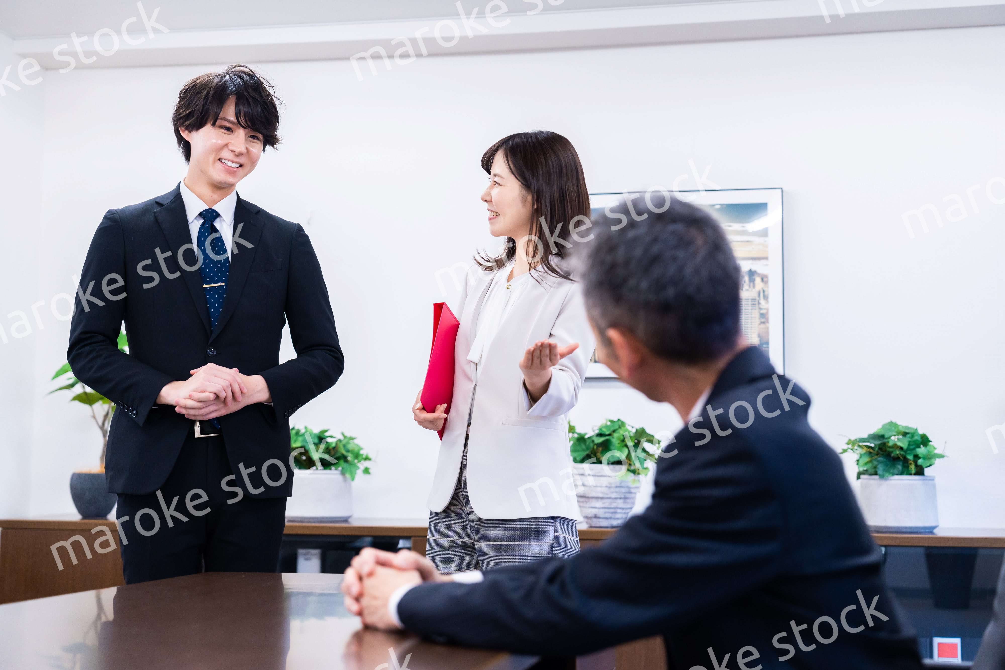 来訪客の対応をする女性秘書