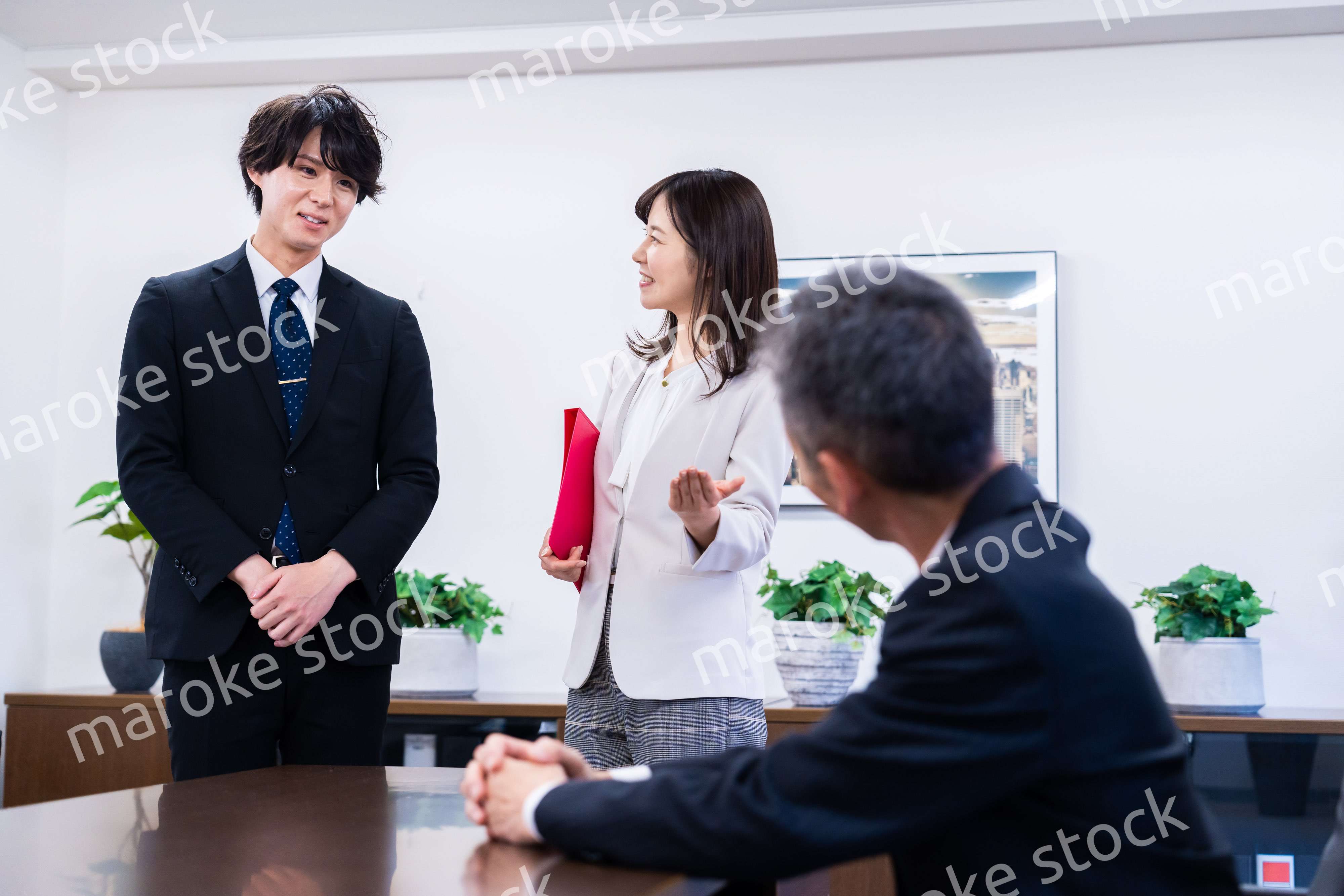 来訪客の対応をする女性秘書