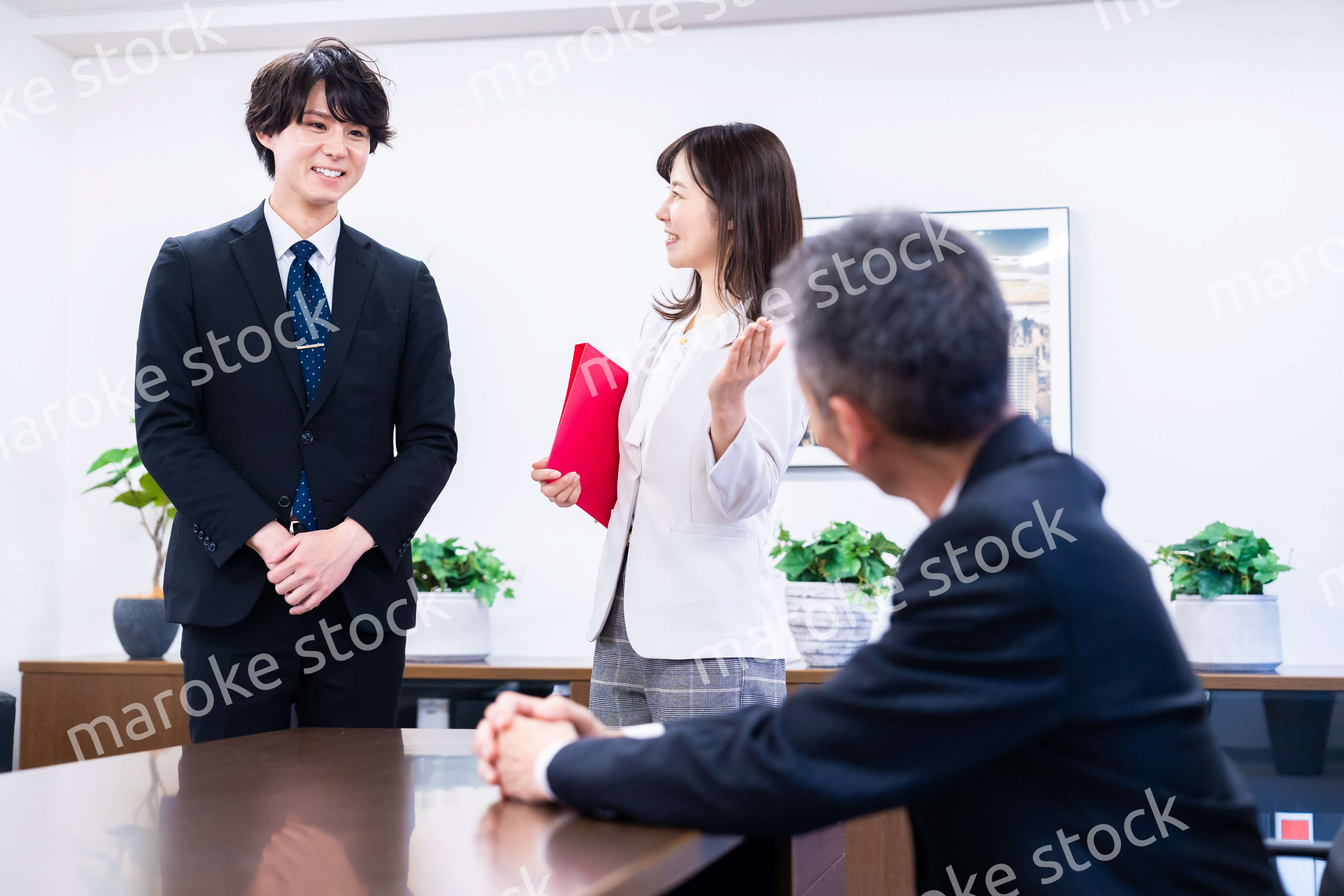 来訪客の対応をする女性秘書