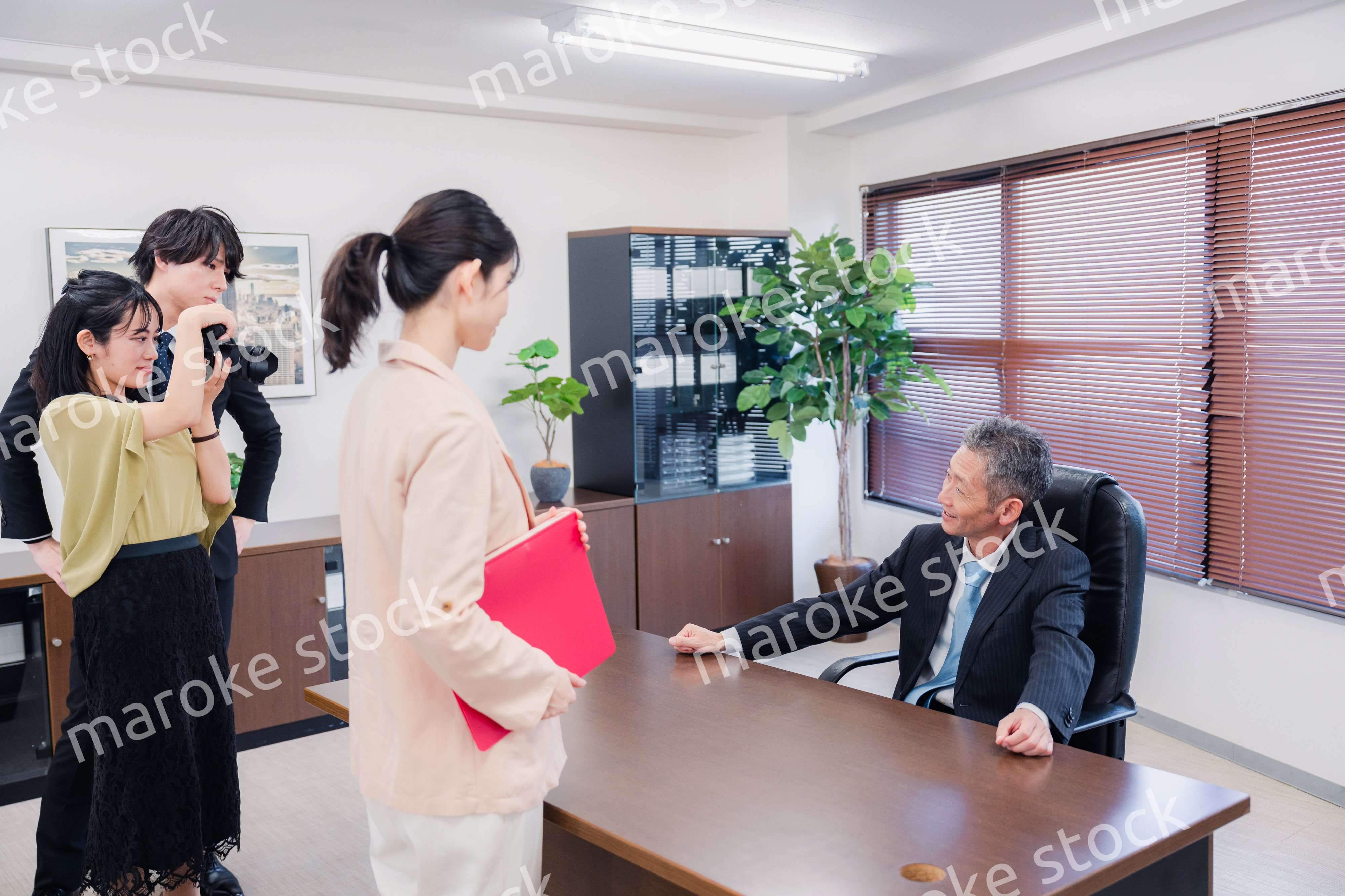 メディアの取材に応じる役員