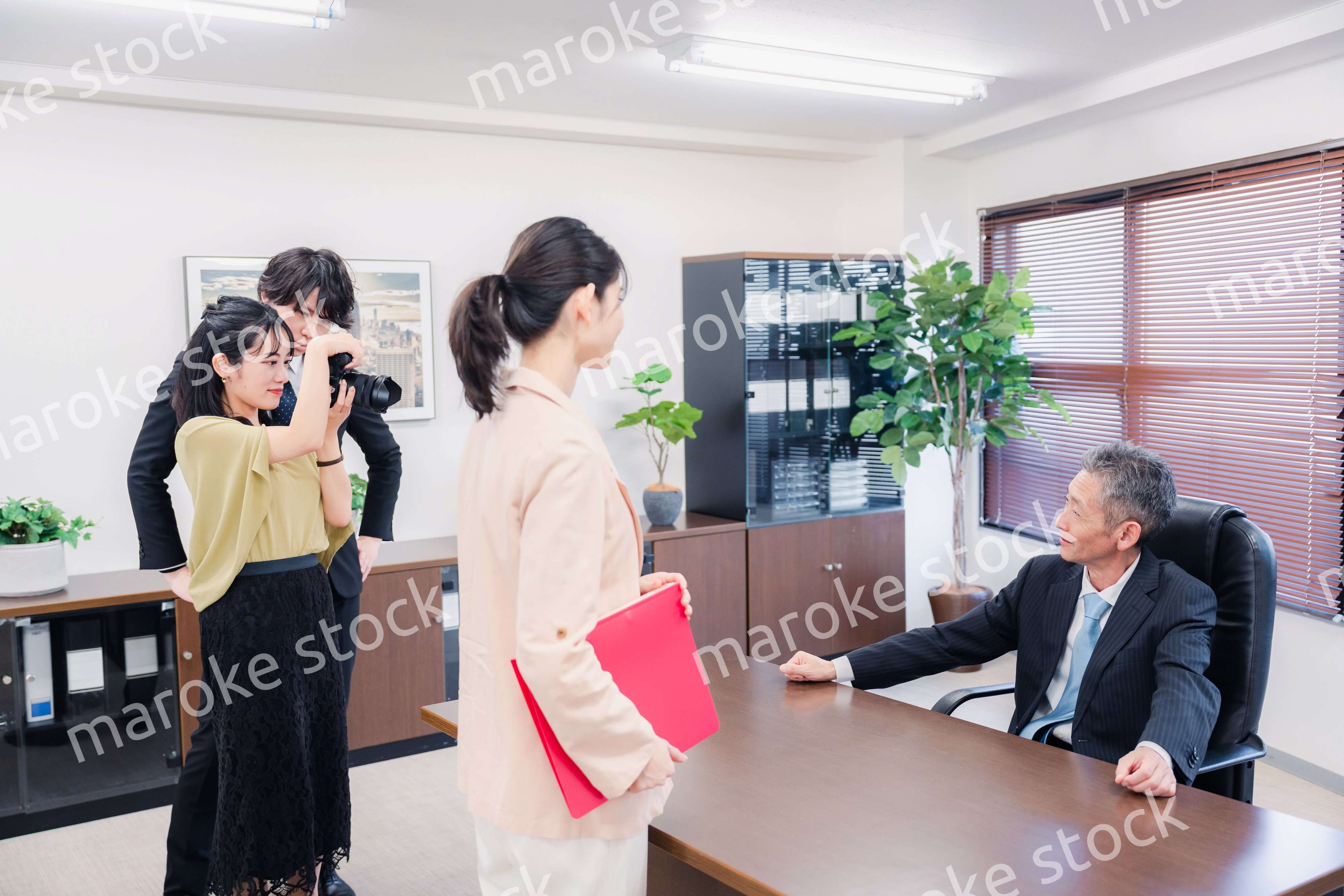 メディアの取材に応じる役員