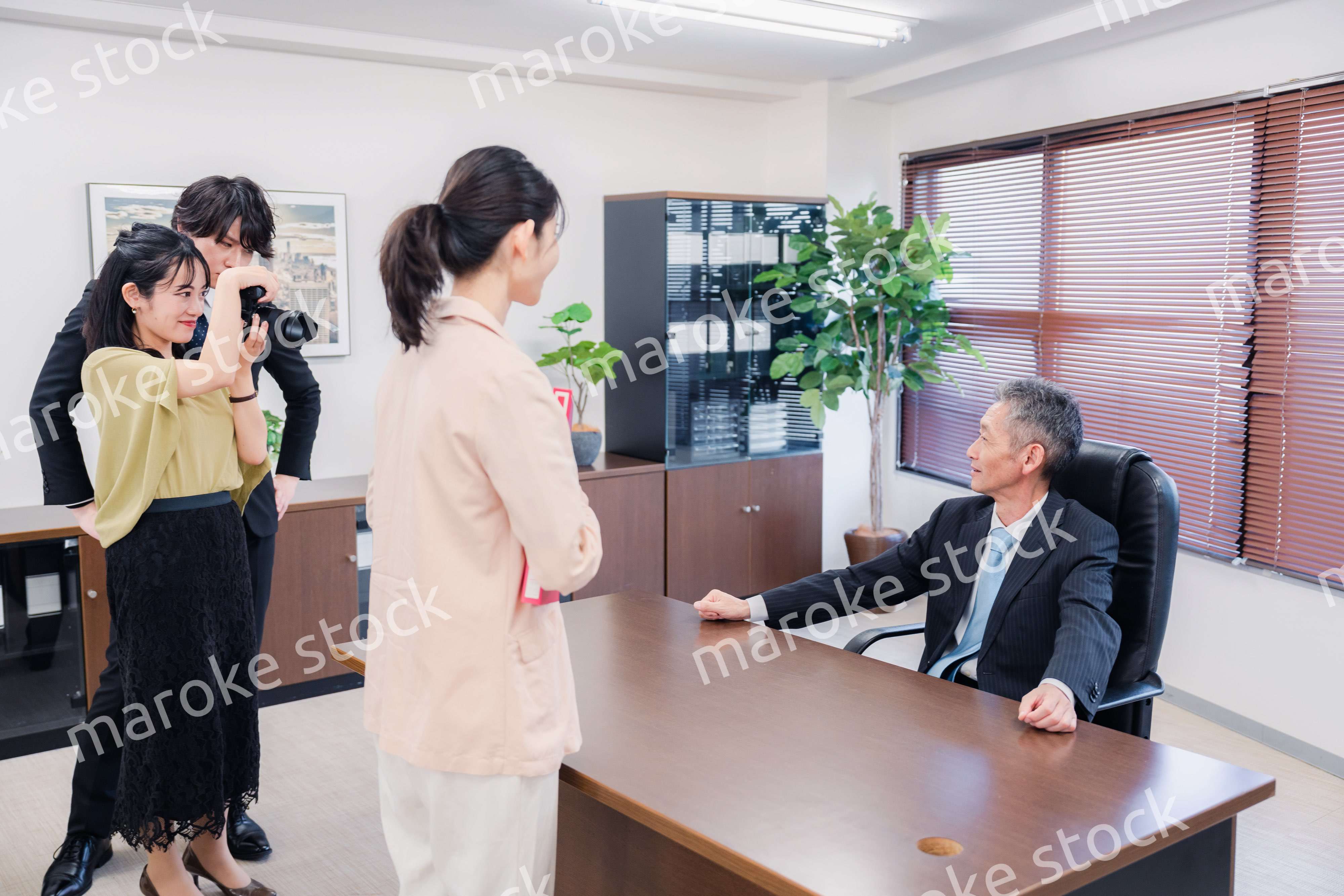 メディアの取材に応じる役員