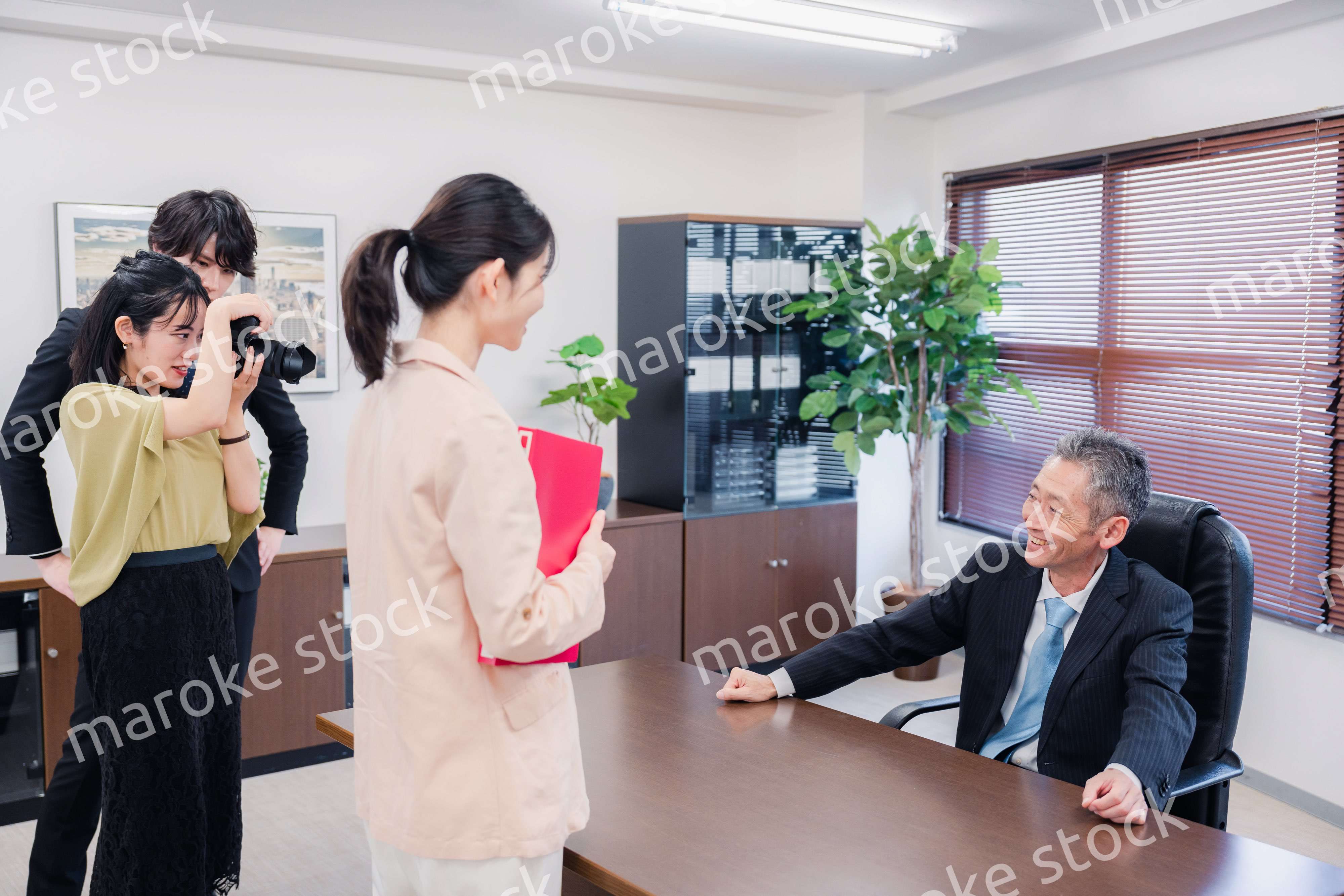 メディアの取材に応じる役員