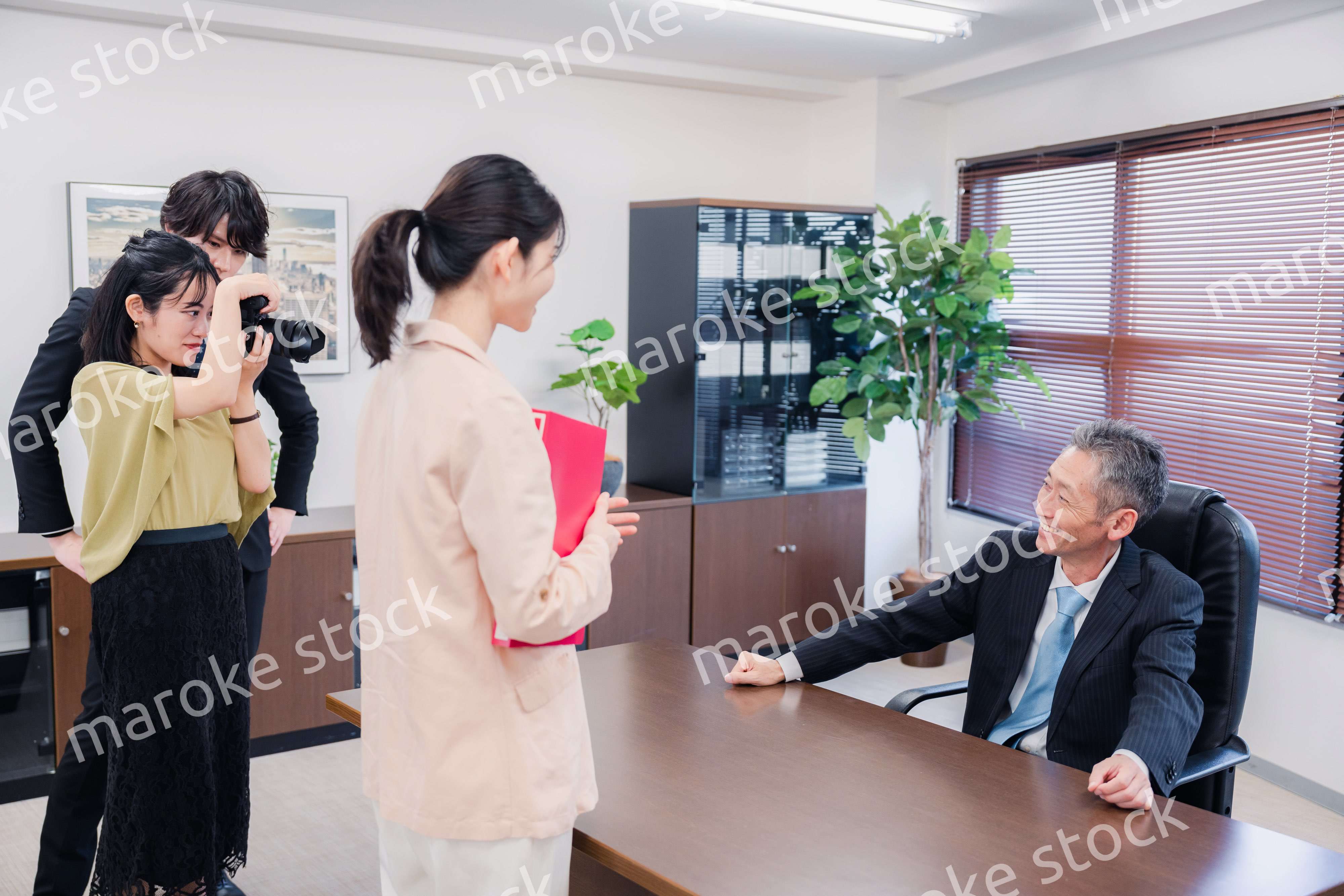 メディアの取材に応じる役員