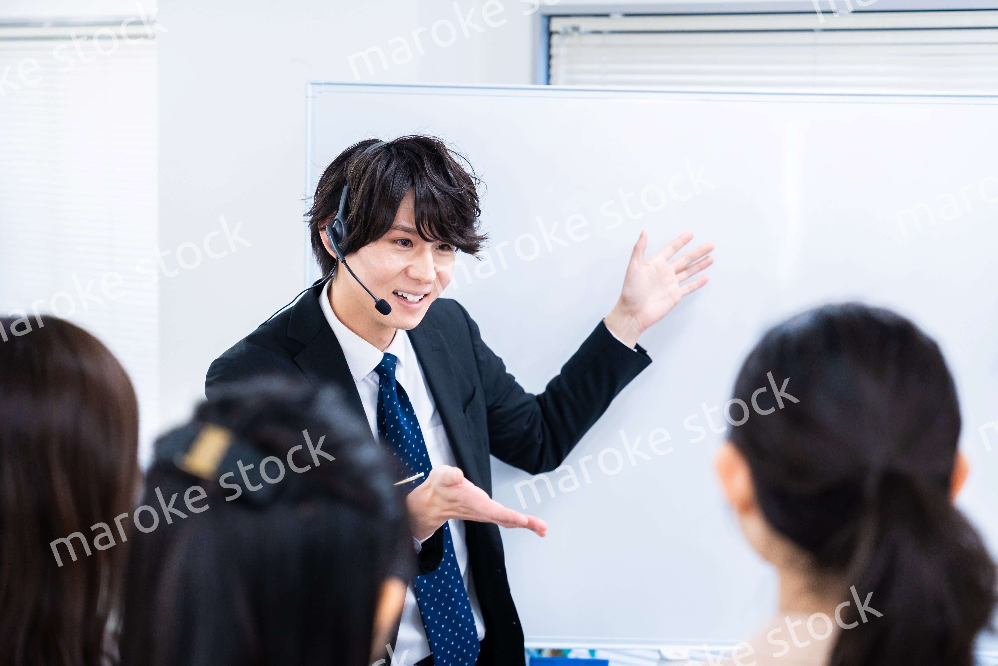 研修を実施するビジネスマン