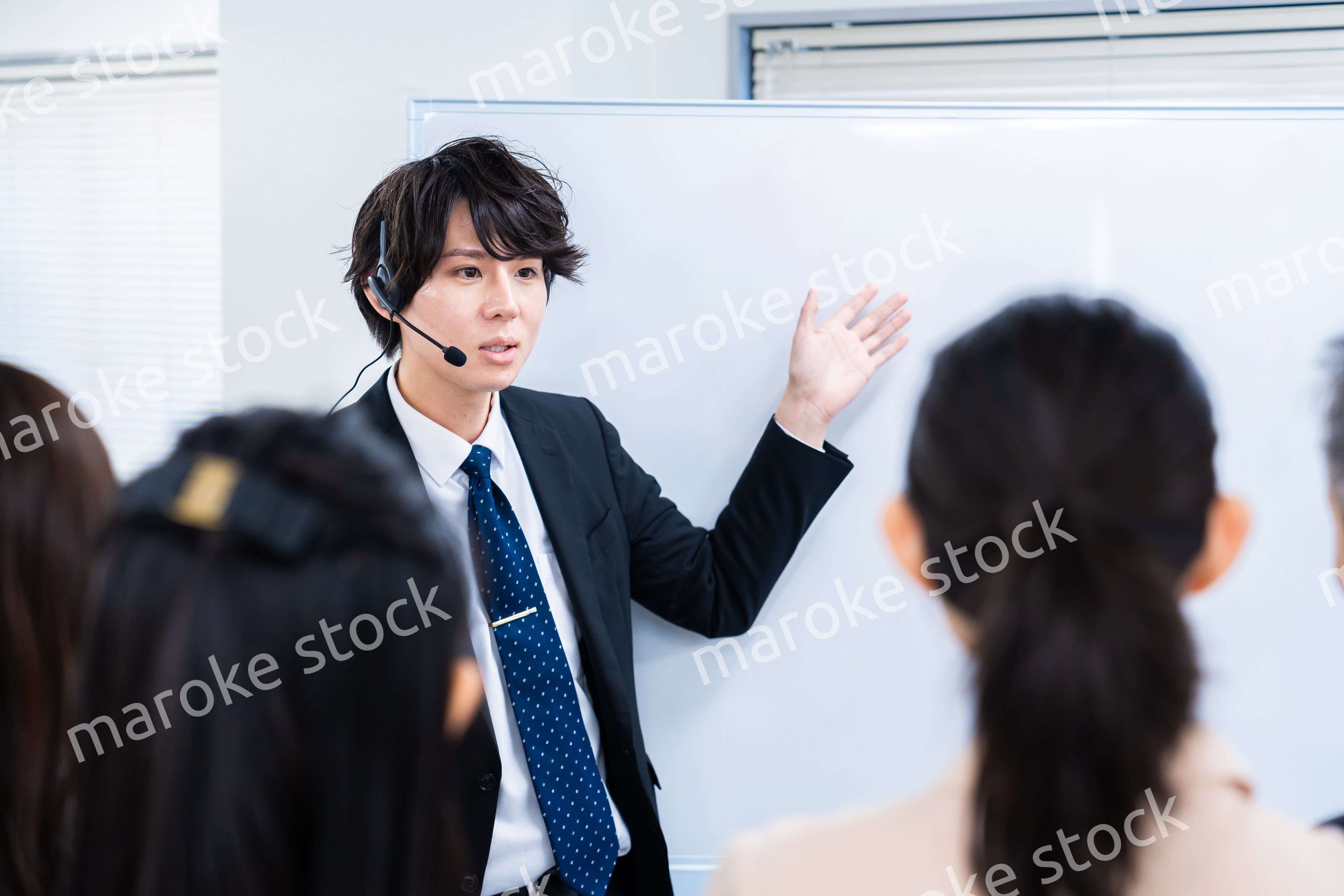 研修を実施するビジネスマン