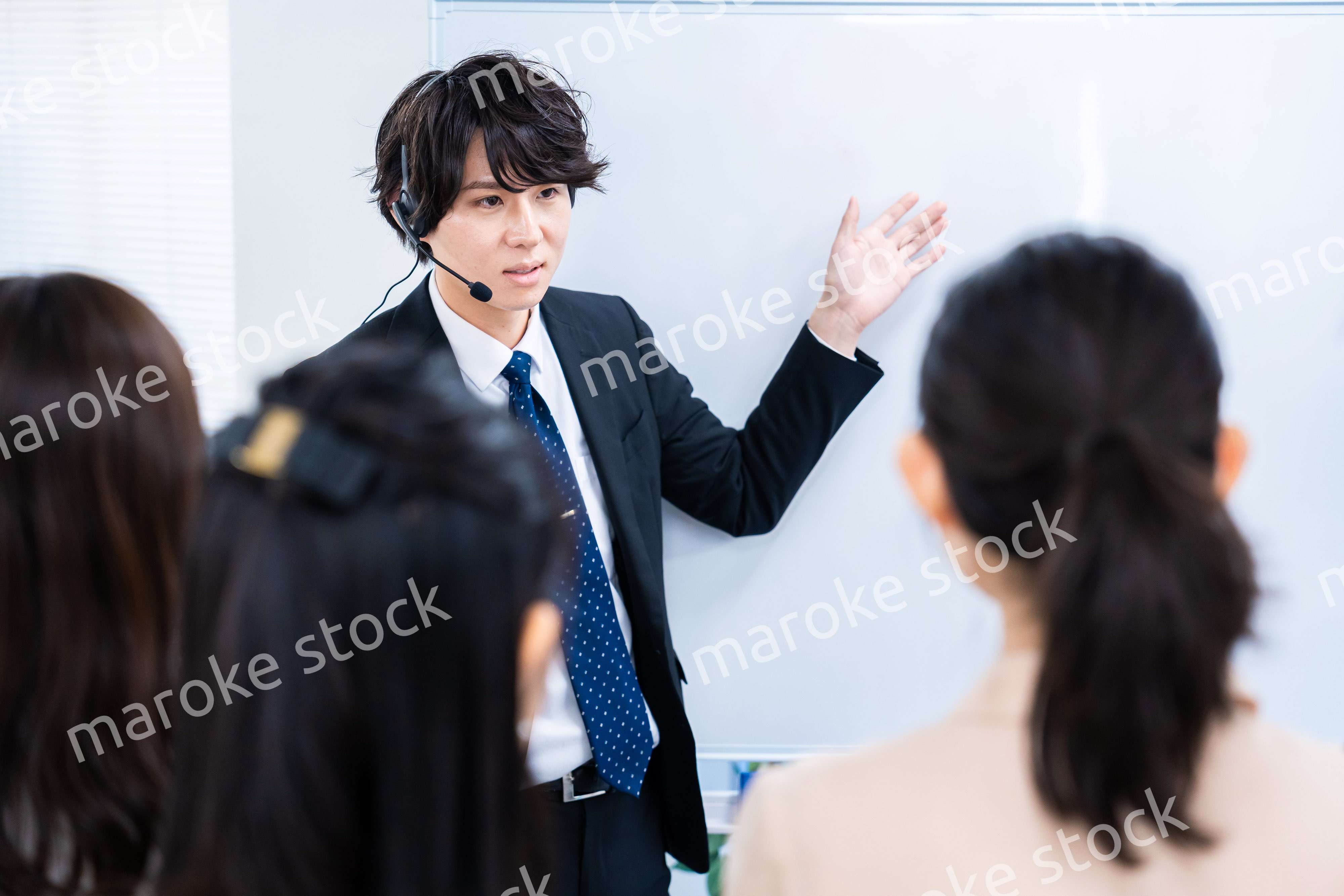 研修を実施するビジネスマン