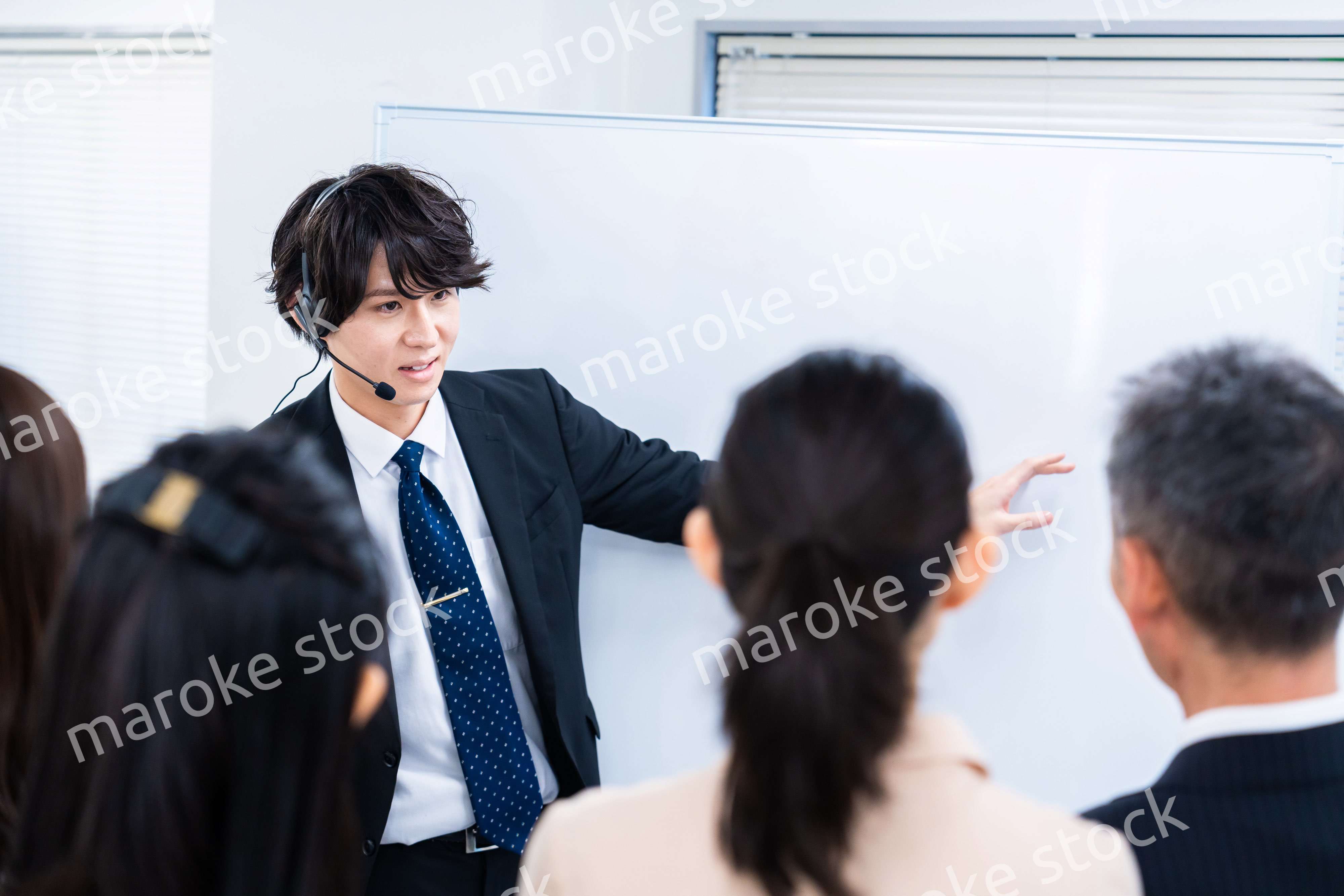 研修を実施するビジネスマン