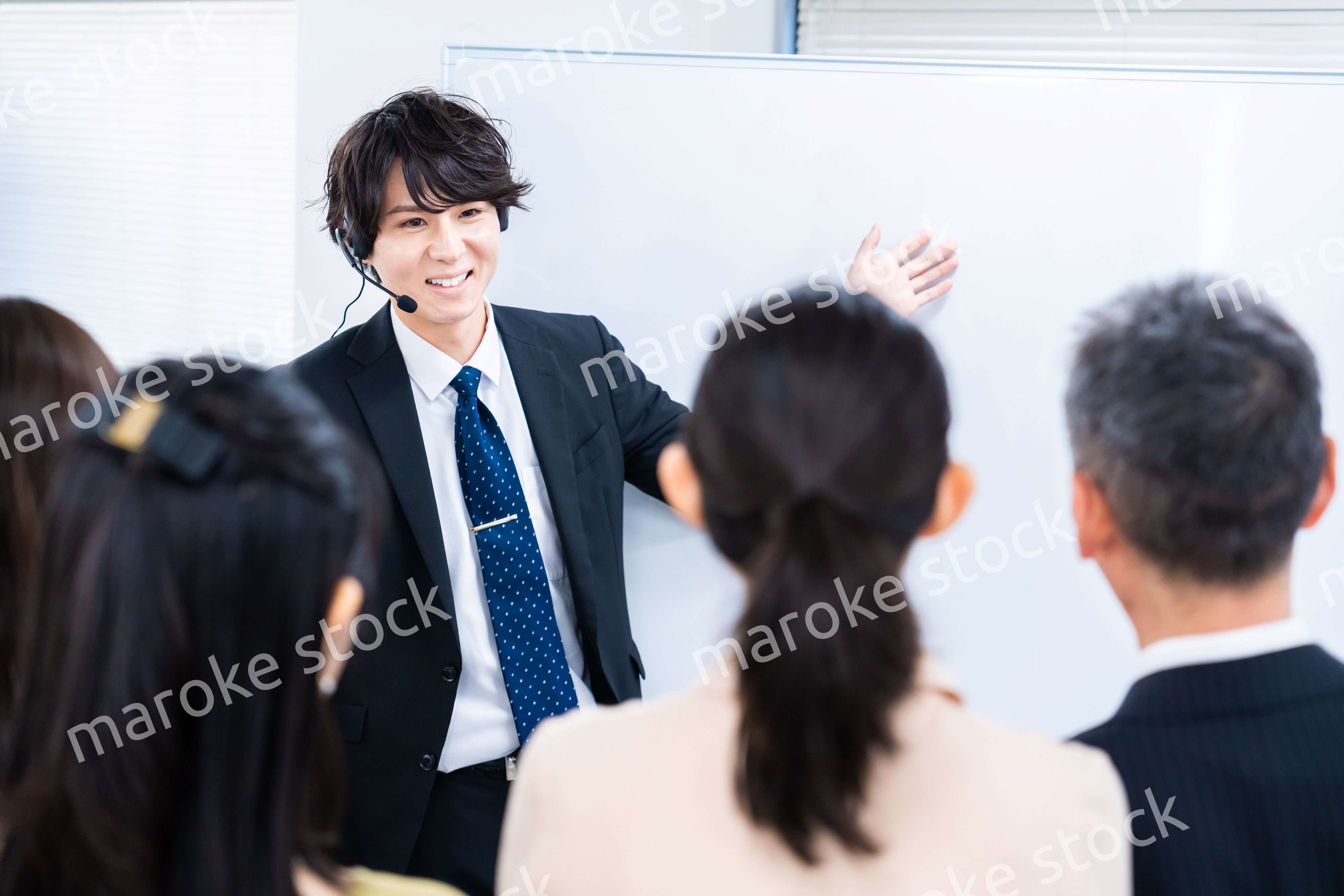 研修を実施するビジネスマン