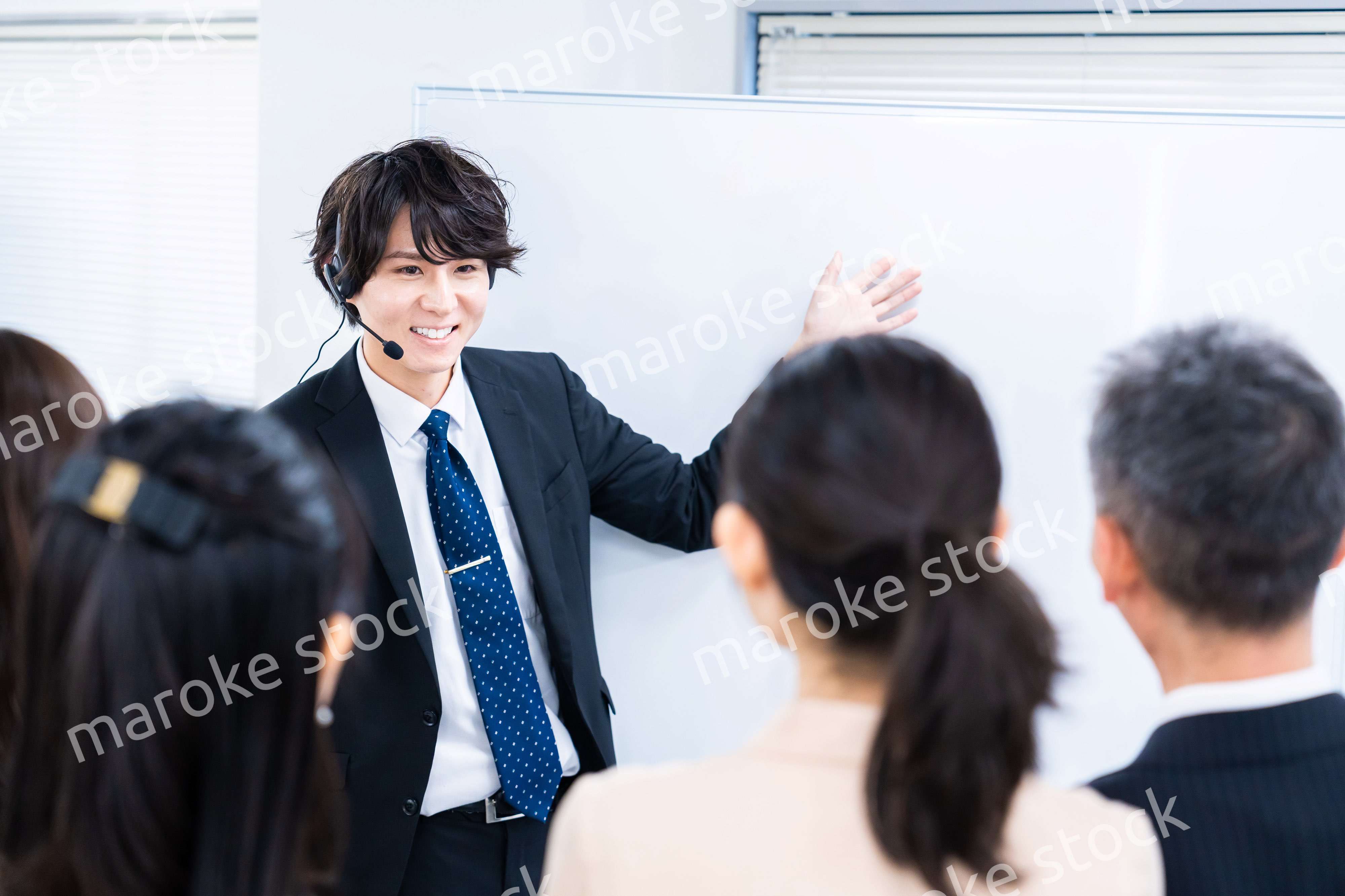 研修を実施するビジネスマン