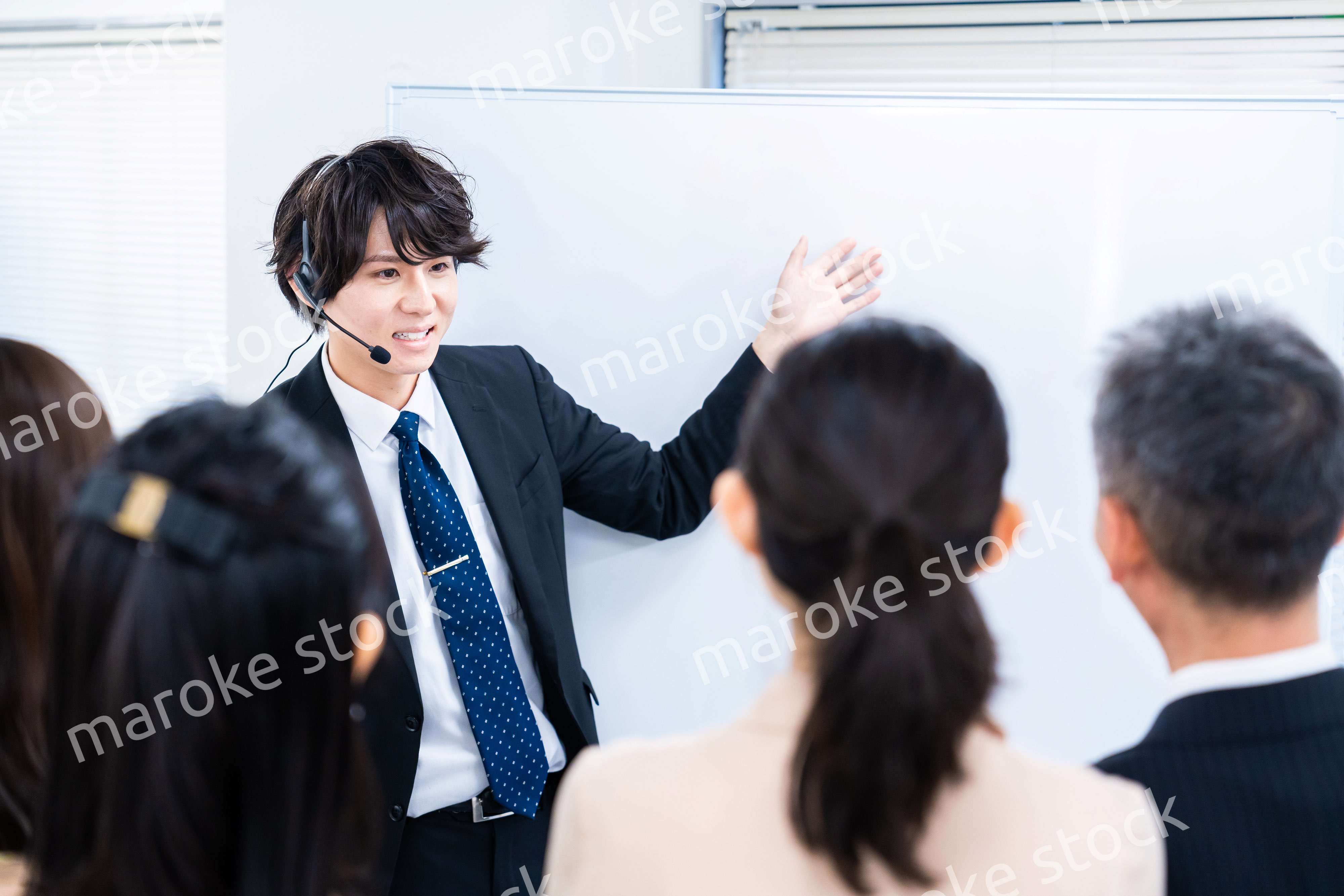 研修を実施するビジネスマン