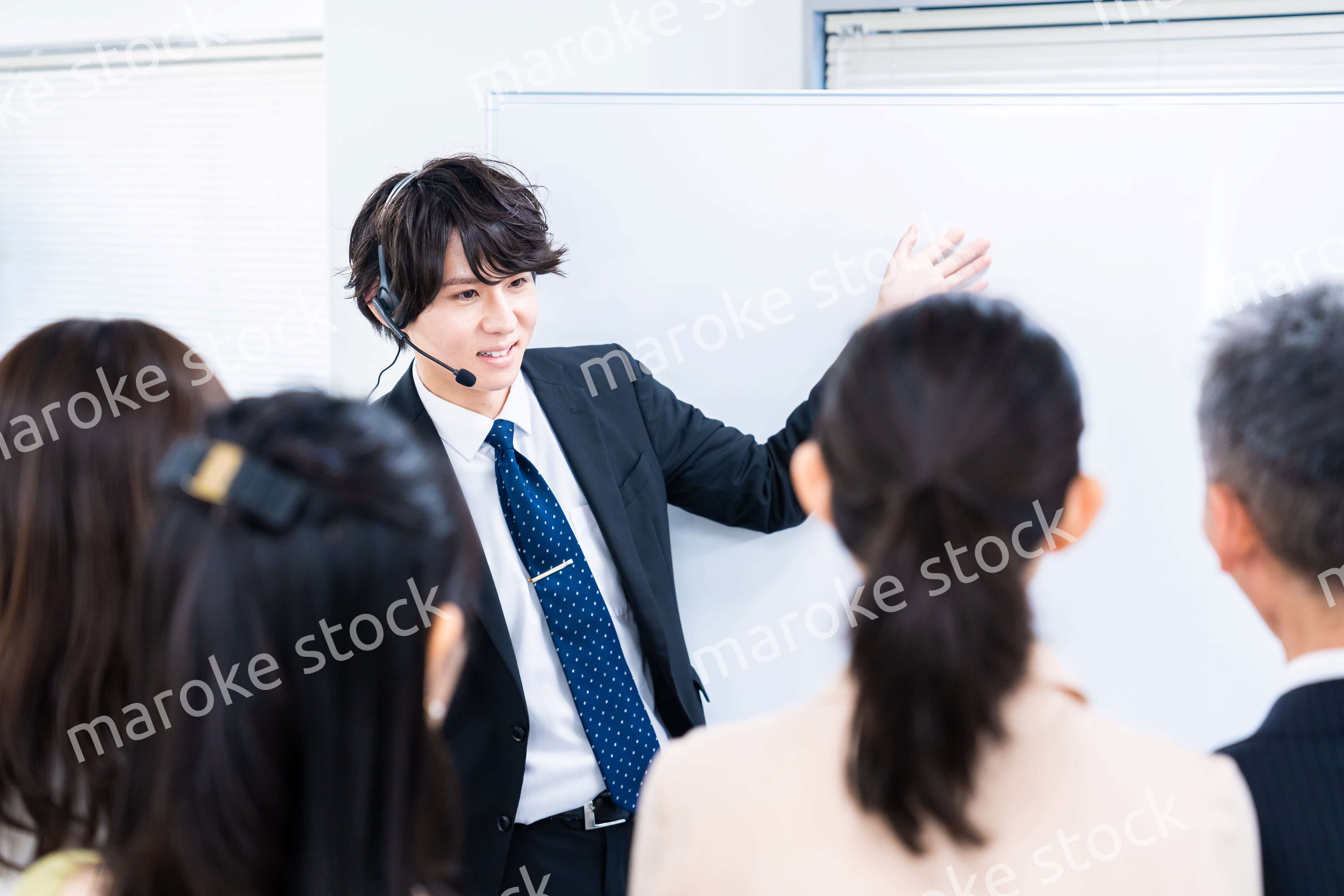 研修を実施するビジネスマン