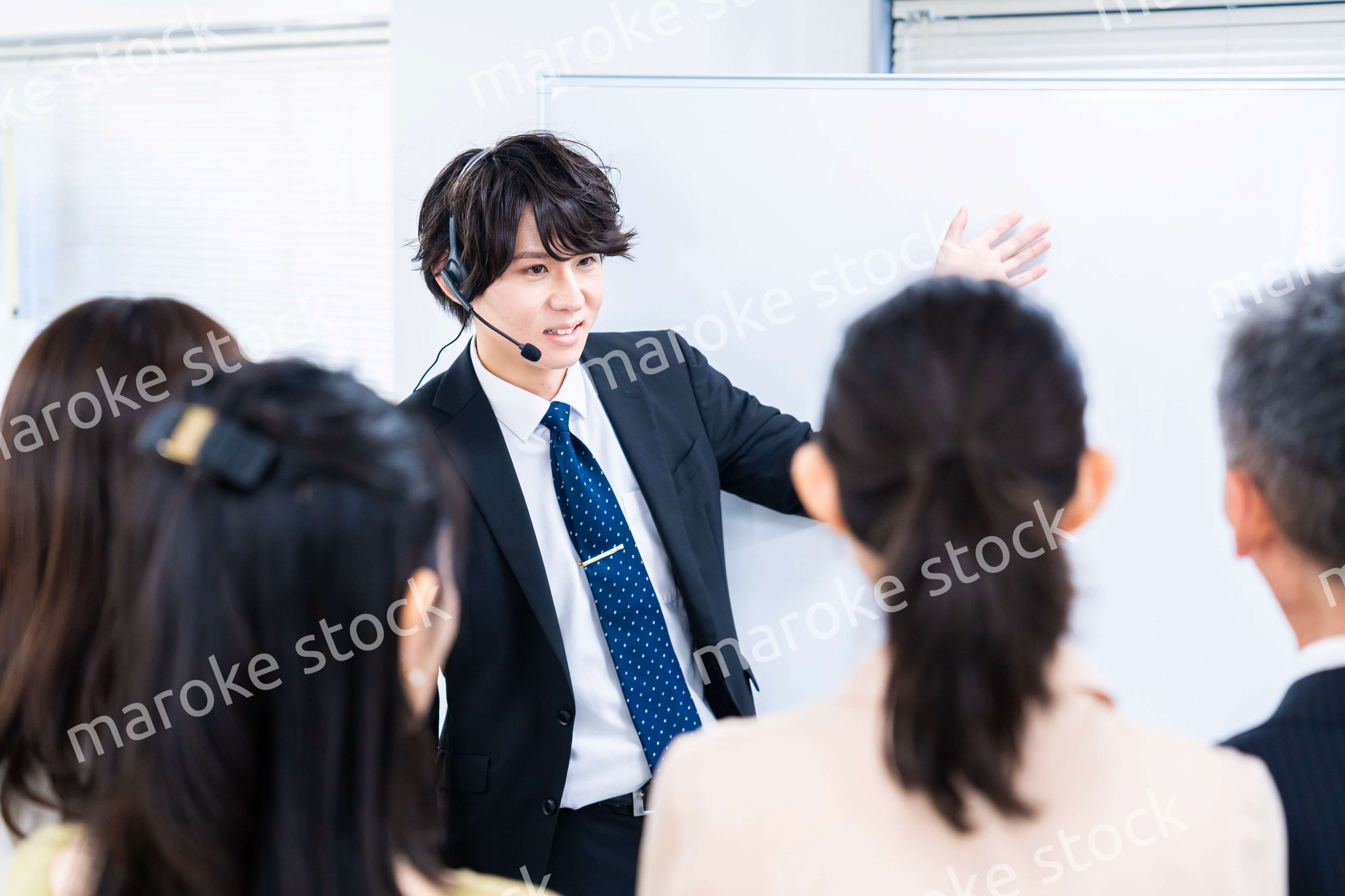 研修を実施するビジネスマン