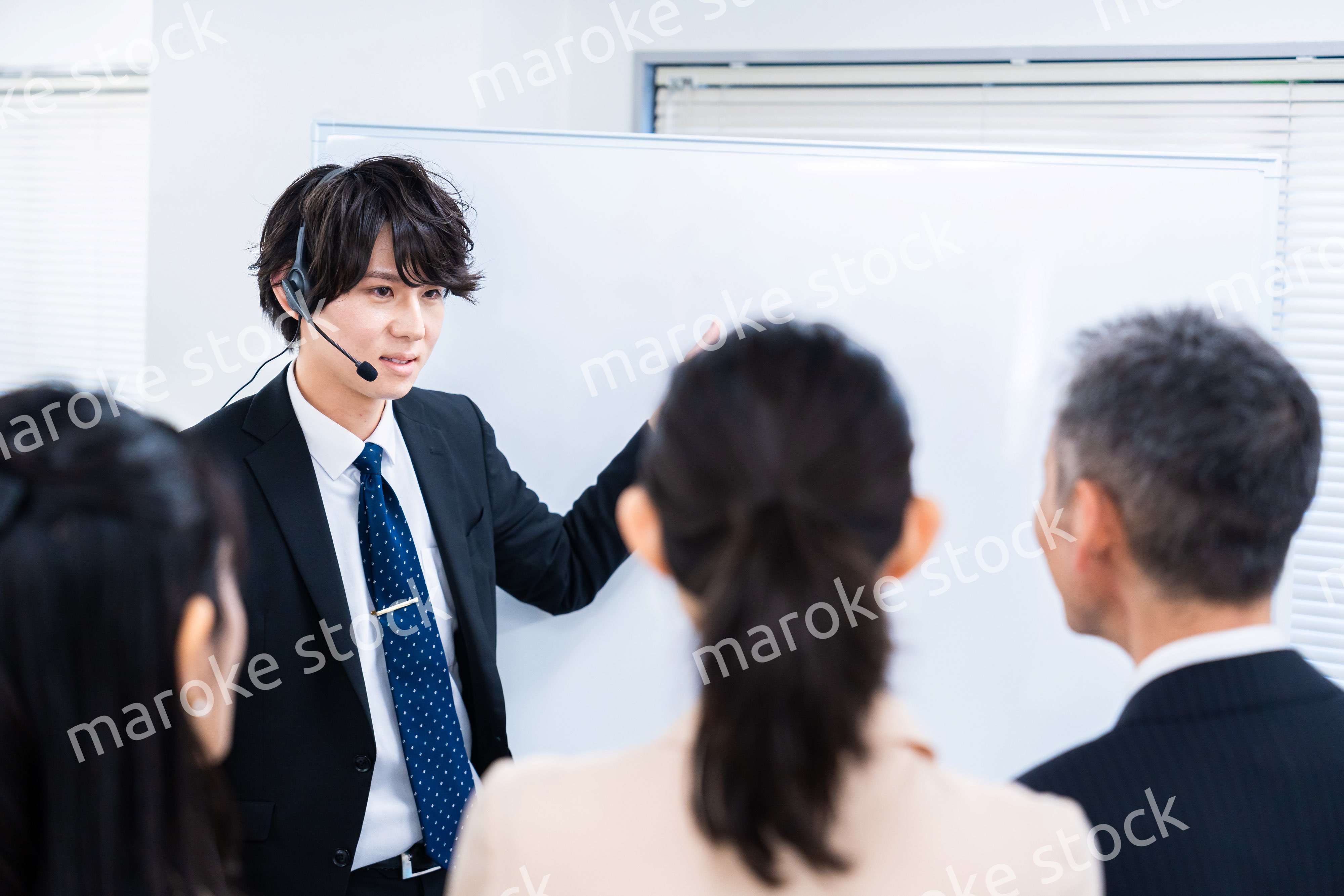 研修を実施するビジネスマン